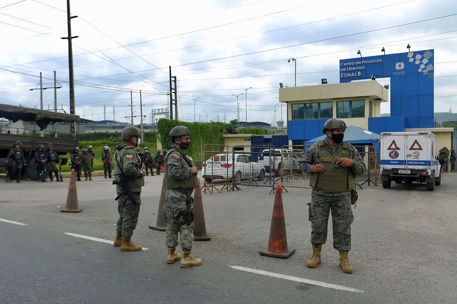 Militares acordonan  el Centro de Privación de Libertad Zonal 8 durante un amotinamiento, en Guayaquil (Ecuador). Más de 50 reclusos murieron  en una serie de amotinamientos ocurridos en tres prisiones de varias ciudades de Ecuador.
Foto: EFE