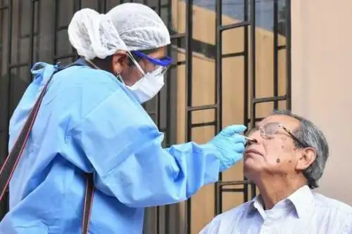 En coordinación con la Dirección Regional de Salud (Diresa) del Callao se realizaron pruebas rápidas, pruebas con hisopados de la técnica LAMP y pruebas antigénicas casa por casa, además evaluaciones médicas, con el objetivo de frenar la cadena de contagios en la región portuaria. Foto: ANDINA/Minsa