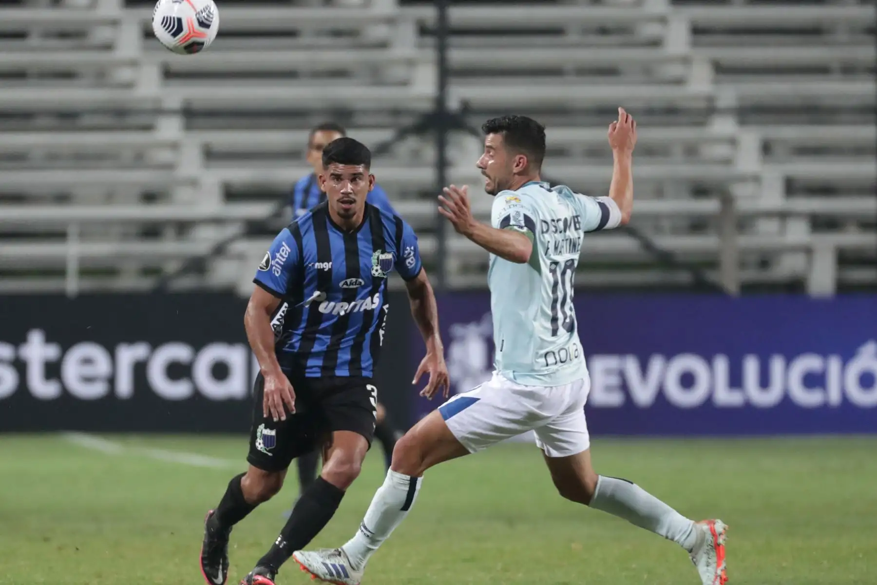 Camilo Candido, de Liverpool disputa un balón con Facundo Martínez de Universidad Católica hoy, en un partido de la primera fase de la Copa Libertadores entre Liverpool y Universidad Católica en el estadio Parque Viera en Montevideo. 
Foto: EFE