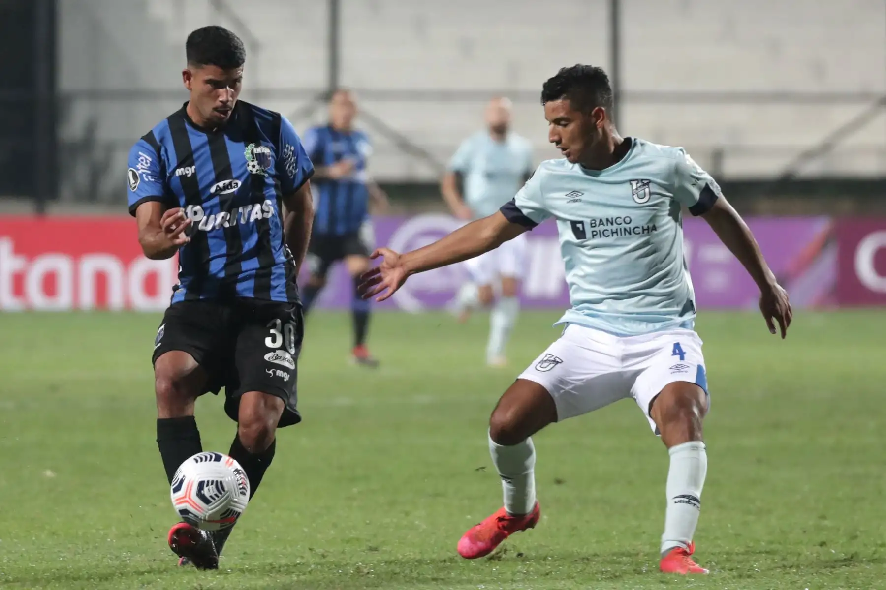 Gaston Pérez de Liverpool disputa un balón con Kevin Minda de Universidad Católica hoy, en un partido de la primera fase de la Copa Libertadores entre Liverpool y Universidad Católica en el estadio Parque Viera en Montevideo.
Foto: EFE