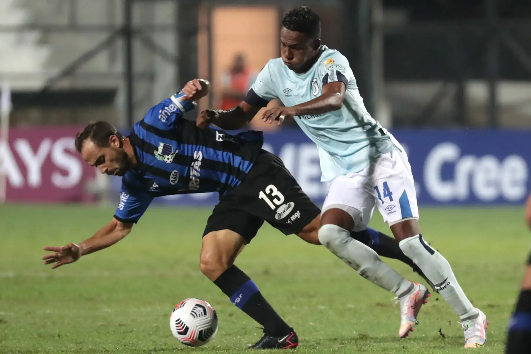Hernán Figueredo de Liverpool disputa un balón con José Carabalí de Universidad Católica hoy, en un partido de la primera fase de la Copa Libertadores entre Liverpool y Universidad Católica en el estadio Parque Viera en Montevideo. 
Foto: EFE