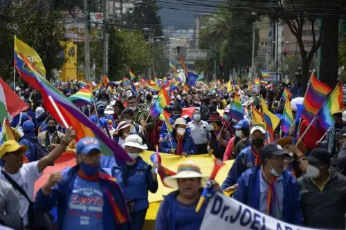 Al grito de "Yaku, amigo, el pueblo está contigo", los manifestantes avanzaron portando banderas multicolores sin chocar con las fuerzas de seguridad que circundaban la sede electoral. Foto: AFP