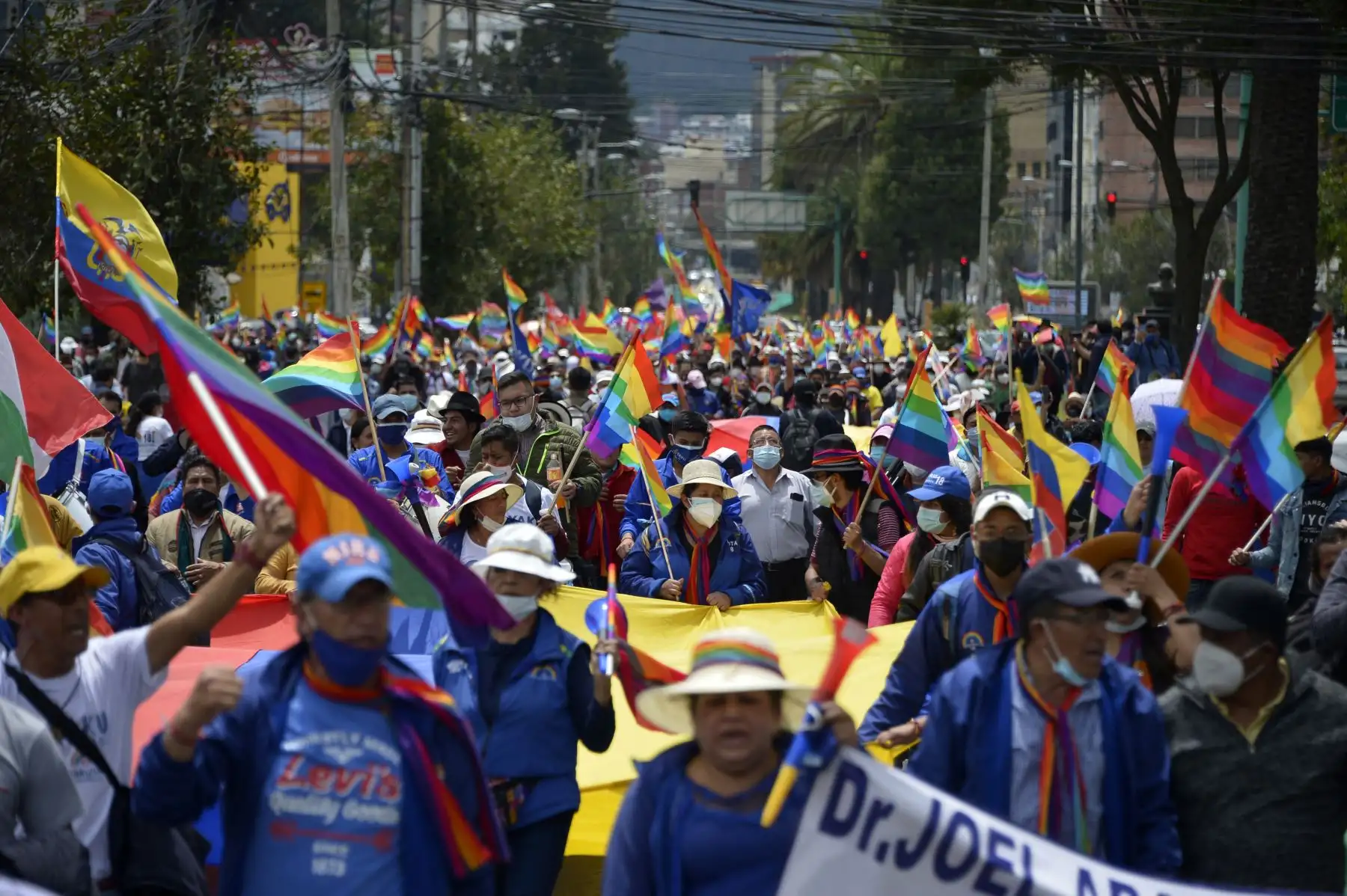 Al grito de "Yaku, amigo, el pueblo está contigo", los manifestantes avanzaron portando banderas multicolores sin chocar con las fuerzas de seguridad que circundaban la sede electoral. Foto: AFP