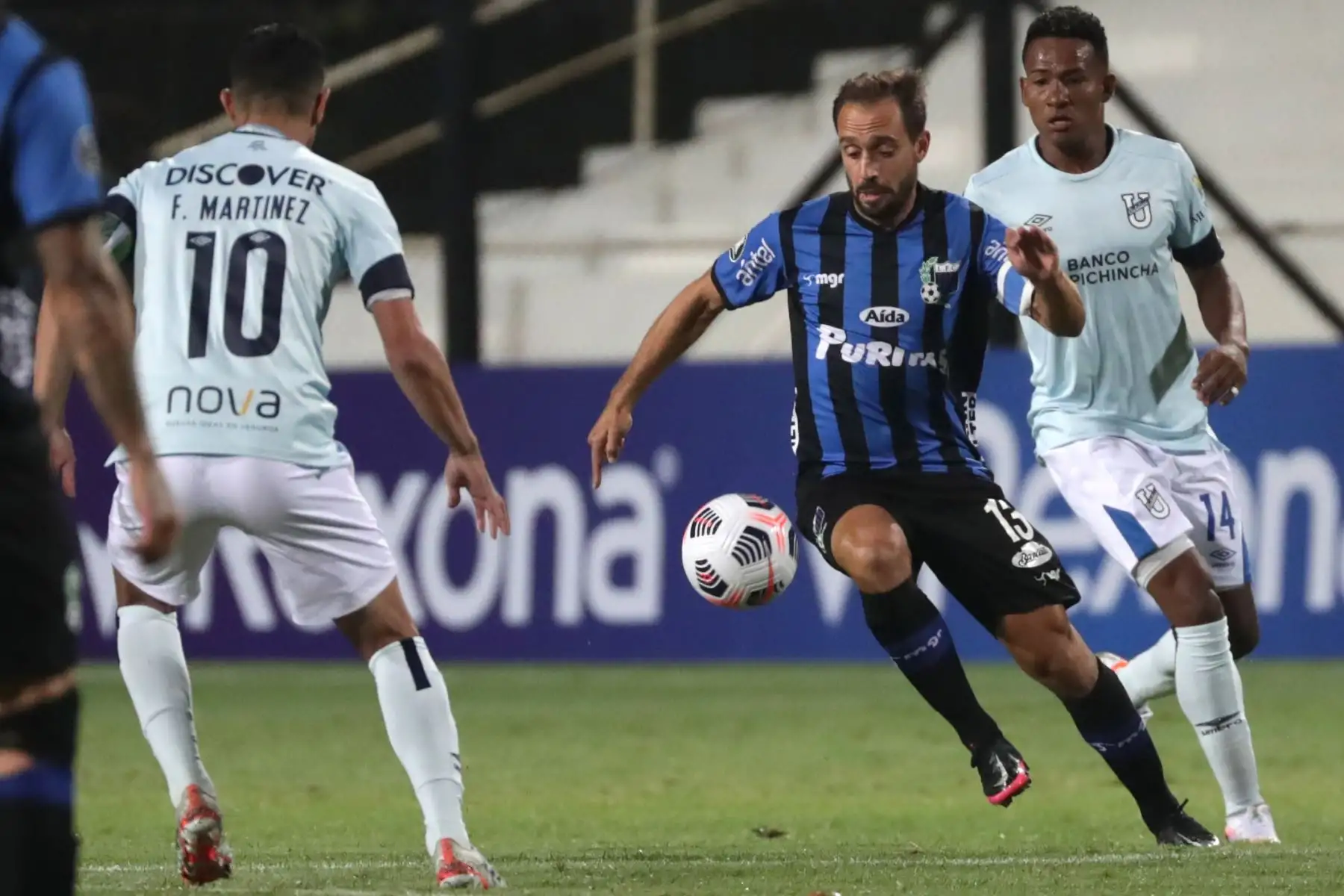 Hernán Figueredo de Liverpool disputa un balón con Facundo Martínez de Universidad Católica hoy, en un partido de la primera fase de la Copa Libertadores entre Liverpool y Universidad Católica en el estadio Parque Viera en Montevideo.
Foto: EFE