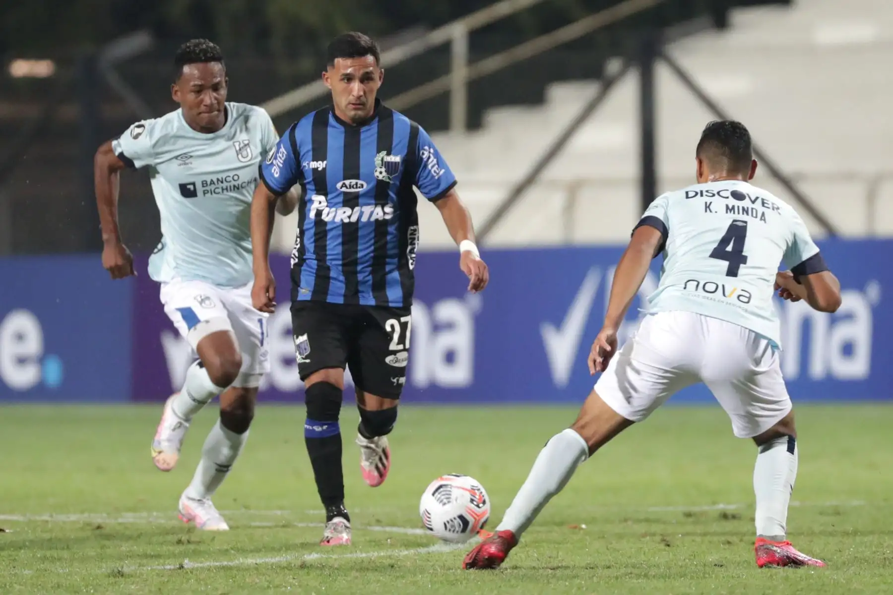Lucas Ocampo de Liverpool disputa un balón con Kevin Minda de Universidad Católica hoy, en un partido de la primera fase de la Copa Libertadores entre Liverpool y Universidad Católica en el estadio Parque Viera en Montevideo.
Foto: EFE