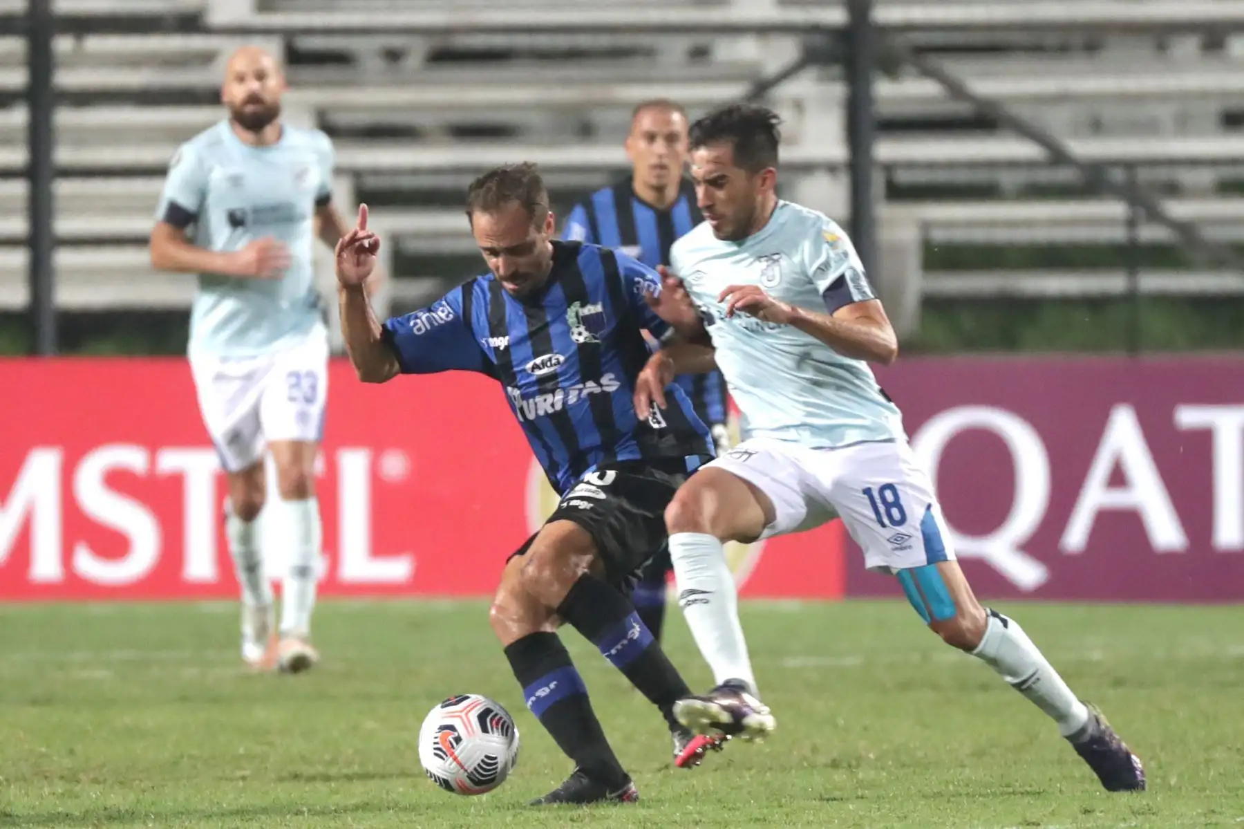 Hernán Figueredo de Liverpool disputa un balón con Lisandro Alzugaray de Universidad Católica hoy, en un partido de la primera fase de la Copa Libertadores entre Liverpool y Universidad Católica en el estadio Parque Viera en Montevideo. 
Foto: EFE