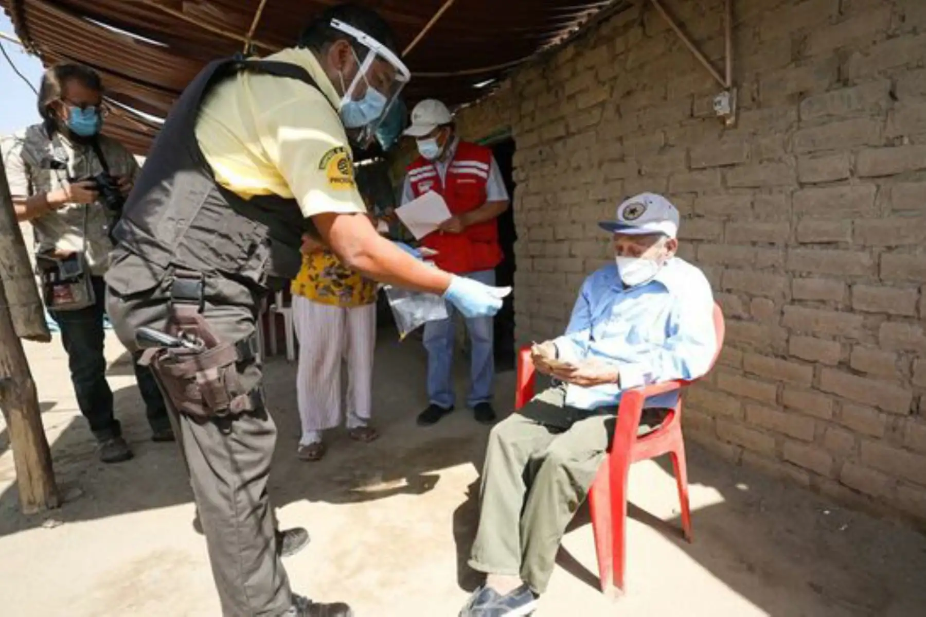 Estos usuarios de Pensión 65 conforman hogares unipersonales y están comprendido en el grupo 1 de hogares beneficiarios por el subsidio, que se ubican en las zonas inicialmente declaradas en alerta extrema por la presencia del covid-19. Foto: ANDINA/Midis.