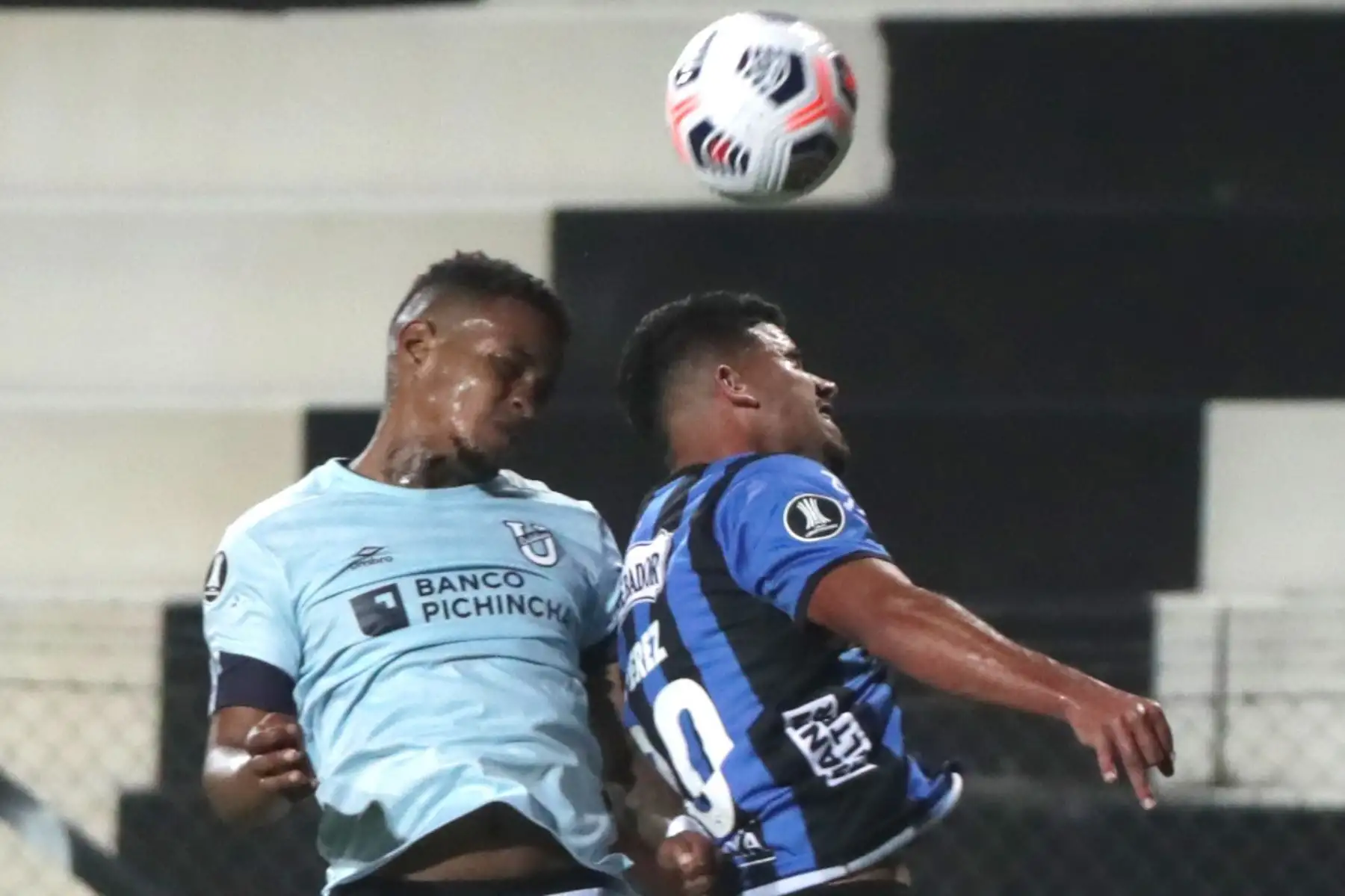 Gastón Pérez de Liverpool disputa un balón con Gustavo Cortez de Universidad Católica hoy, en un partido de la primera fase de la Copa Libertadores entre Liverpool y Universidad Católica en el estadio Parque Viera en Montevideo.
Foto: EFE