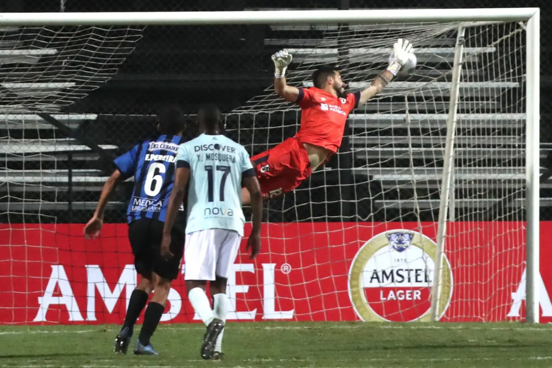 El arquero Hernán Galíndez  de Universidad Católica recibe un gol de Fabian Dávila de Liverpool, en un partido de la primera fase de la Copa Libertadores entre Liverpool y Universidad Católica en el estadio Parque Viera en Montevideo.
Foto : EFE