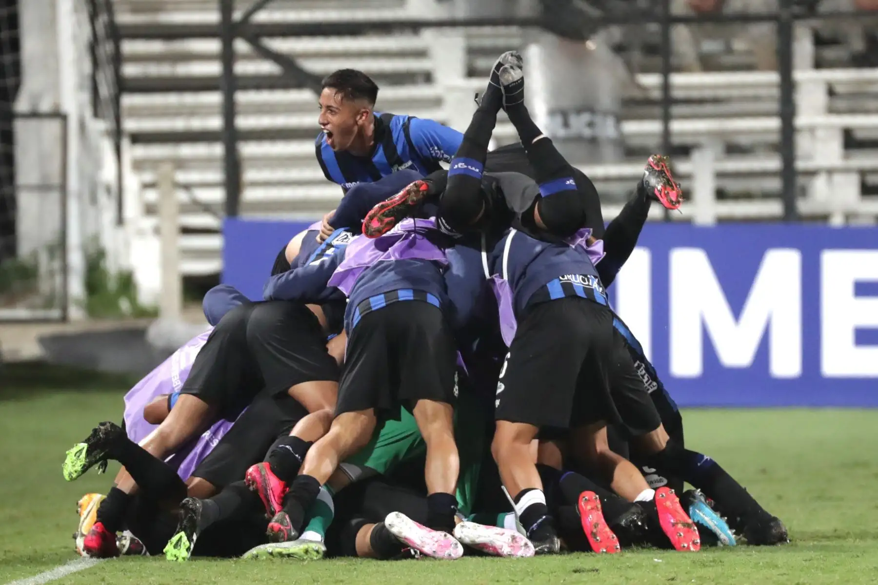 Jugadores de Liverpool celebran un gol de Martín Correa, en un partido de la primera fase de la Copa Libertadores entre Liverpool y Universidad Católica en el estadio Parque Viera en Montevideo.
Foto: AFP