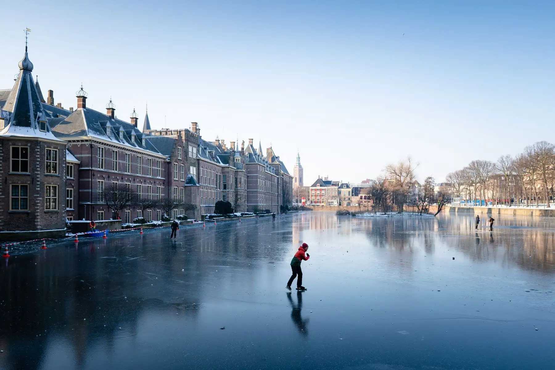 Personas patinan sobre hielo en el estanque helado de Hofvijver en La Haya, Holanda. Foto: AFP