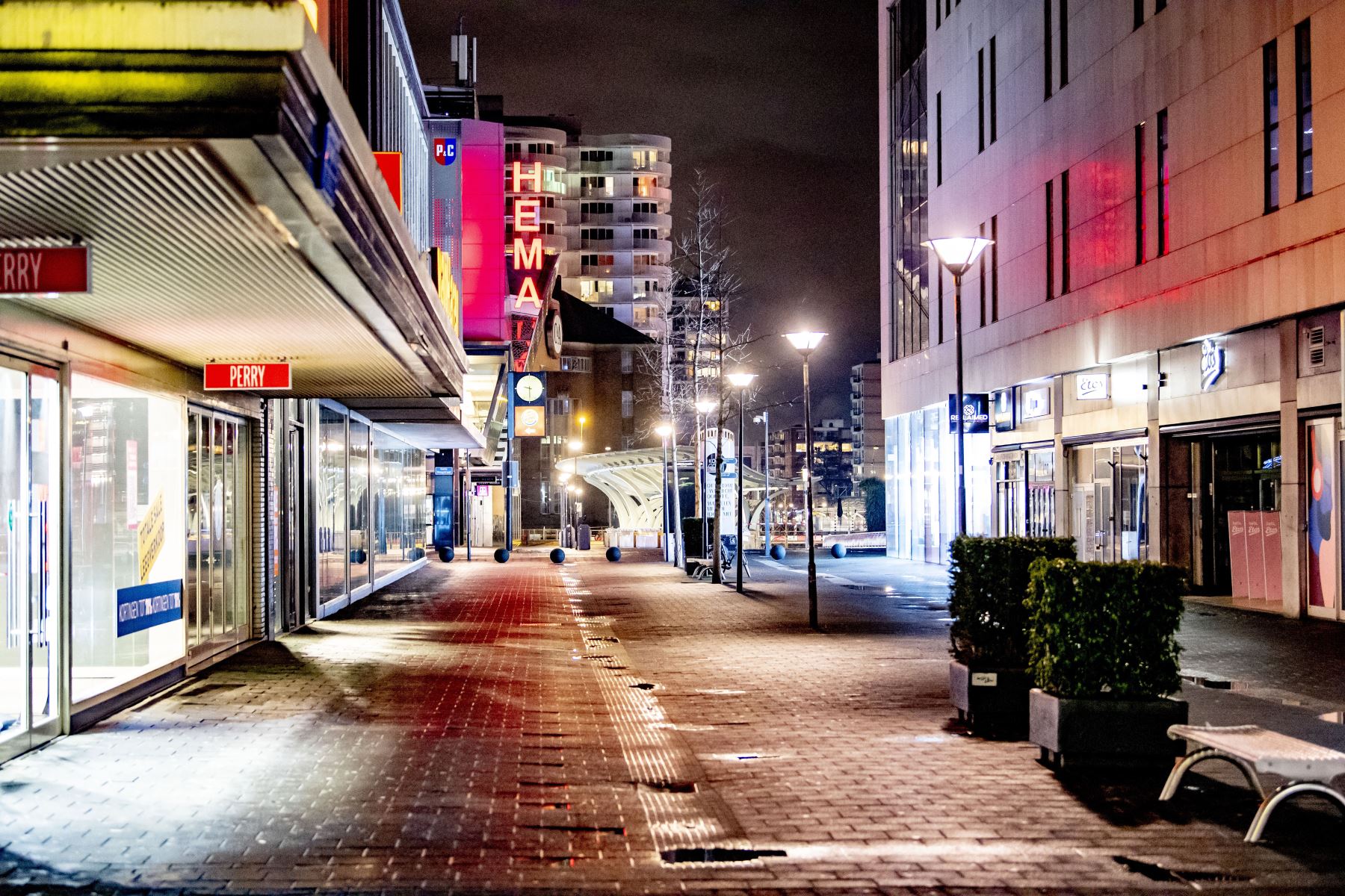 Las calles vacías del centro de Rotterdam el 16 de febrero de 2021 durante el horario de toque de queda implementado para luchar contra la propagación del Covid-19. Foto: AFP