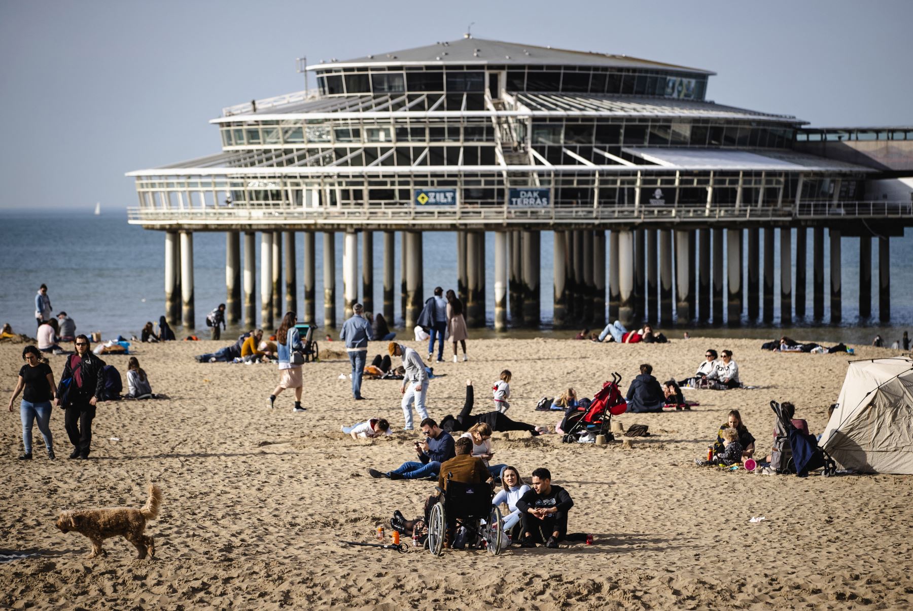 La gente disfruta de la playa en un día soleado en Scheveningen, La Haya. Foto: AFP