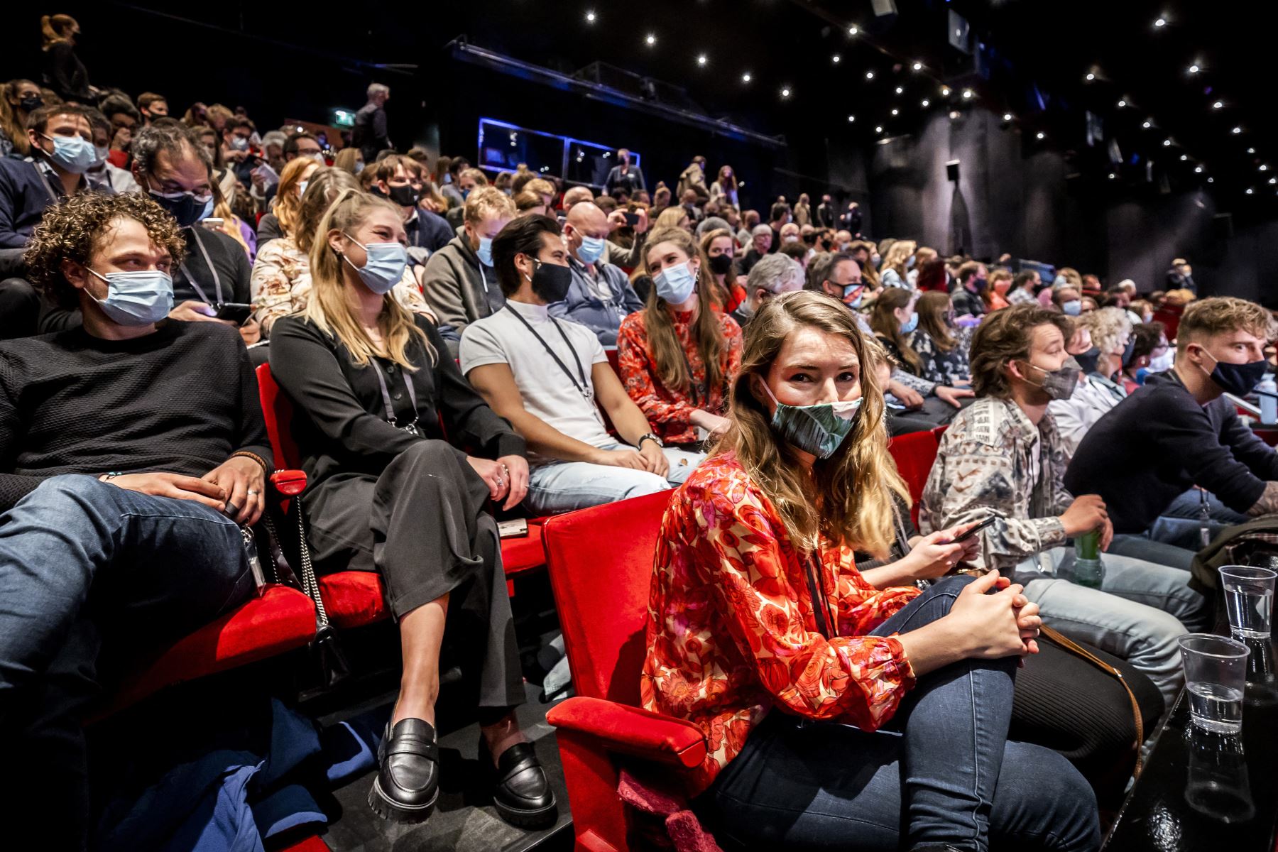 La gente asiste a un espectáculo del comediante Guido Weijers en Utrecht, como parte de un experimento para estudiar cómo los grandes eventos pueden ser seguros en medio de la nueva pandemia de coronavirus el 20 de febrero de 2021. Foto: AFP