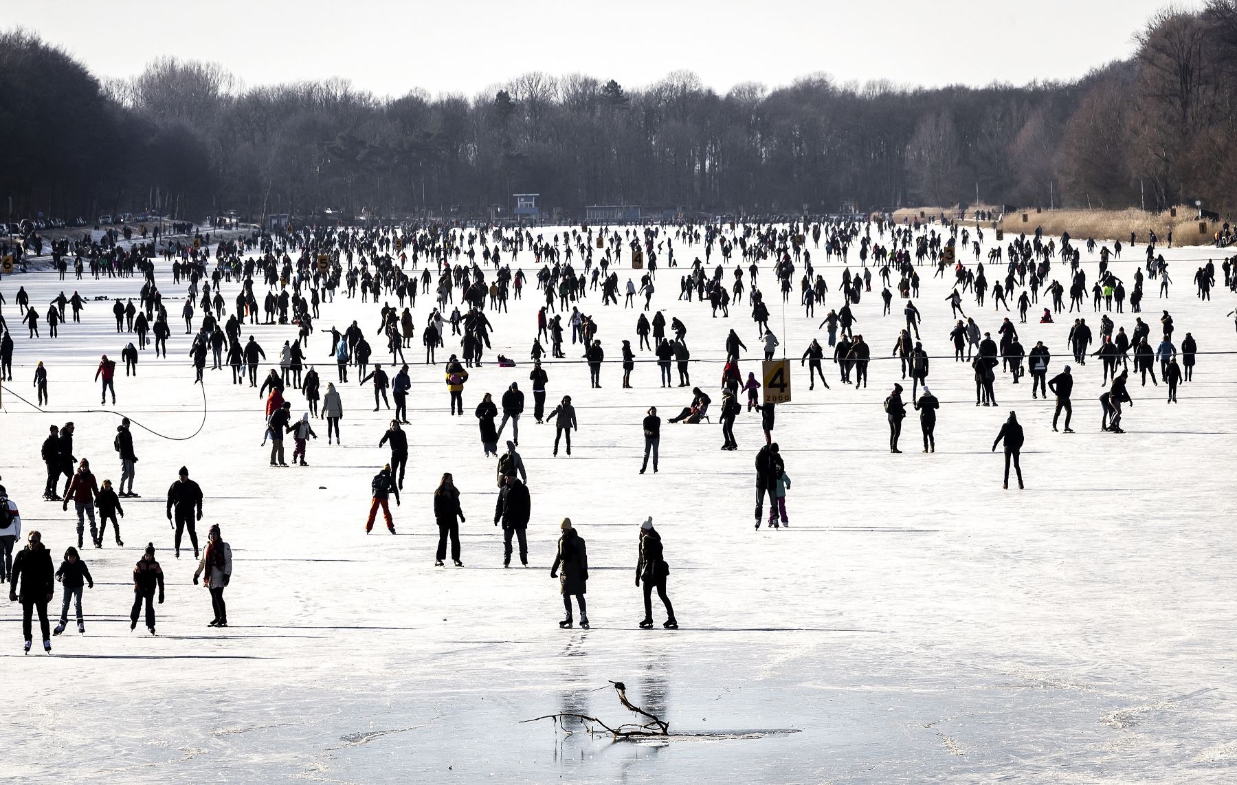 Patinadores sobre hielo actuarán en Bosbaan en Amsterdamse Bos en Amstelveen, en los Países Bajos, el 13 de febrero de 2021. Foto: AFP