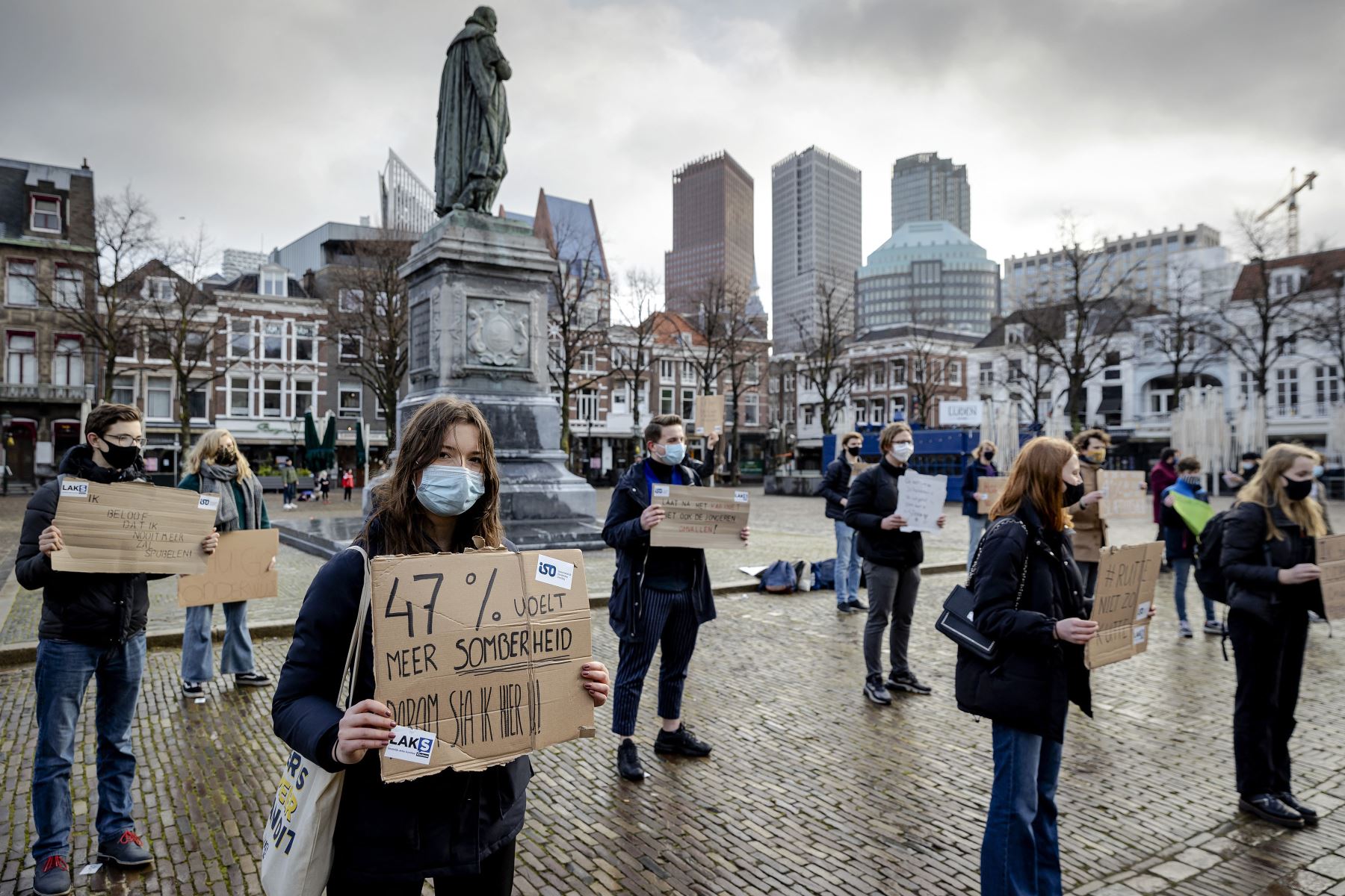 Los estudiantes se manifiestan en el Plein para reabrir las escuelas en La Haya el 17 de febrero de 2021. Foto: AFP