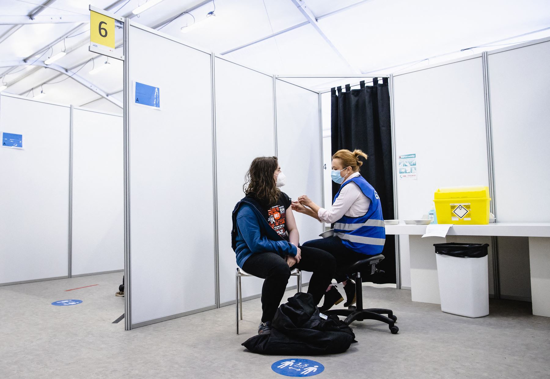 Un trabajador de la salud recibe la vacuna Covid-19 de AstraZeneca en el GGD Haaglanden, en La Haya, el 12 de febrero de 2021. Foto: AFP