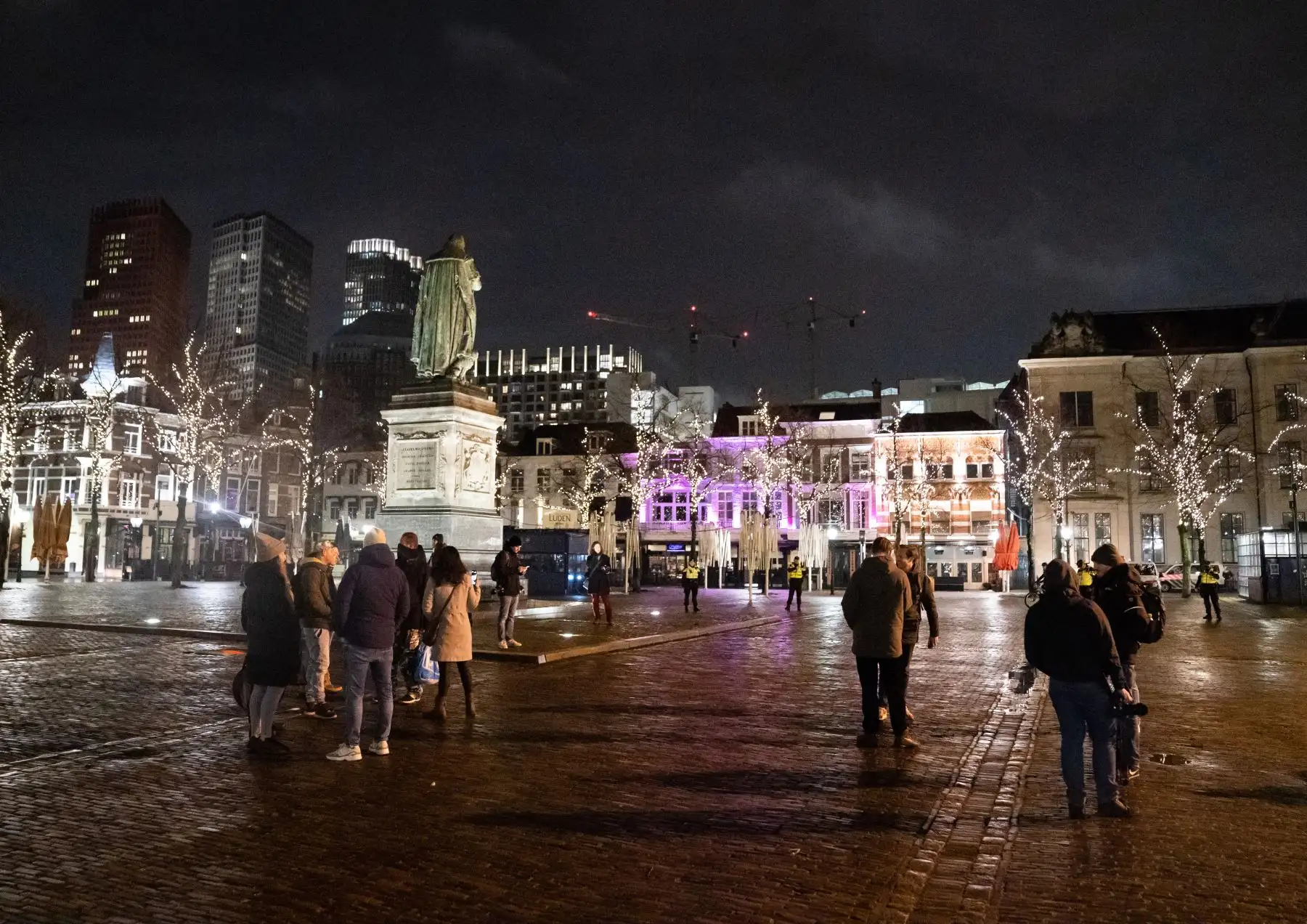 Los peatones circulanp por la plaza Het Plein en La Haya, el 16 de febrero de 2021. Foto: AFP