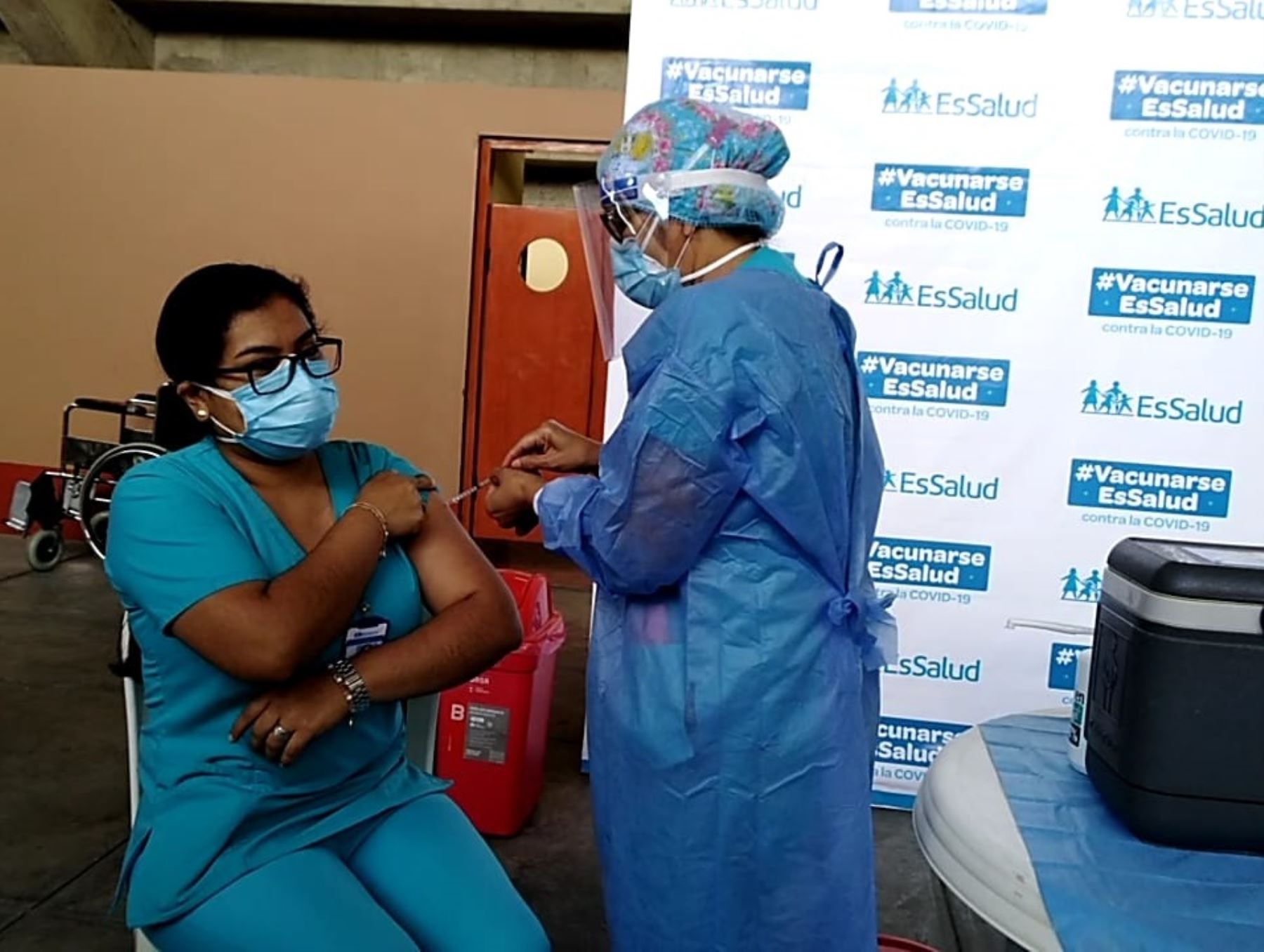 Inician jornada de vacunación contra la covid-19 al personal de primera línea del hospital de EsSalud en Chimbote, en Áncash.