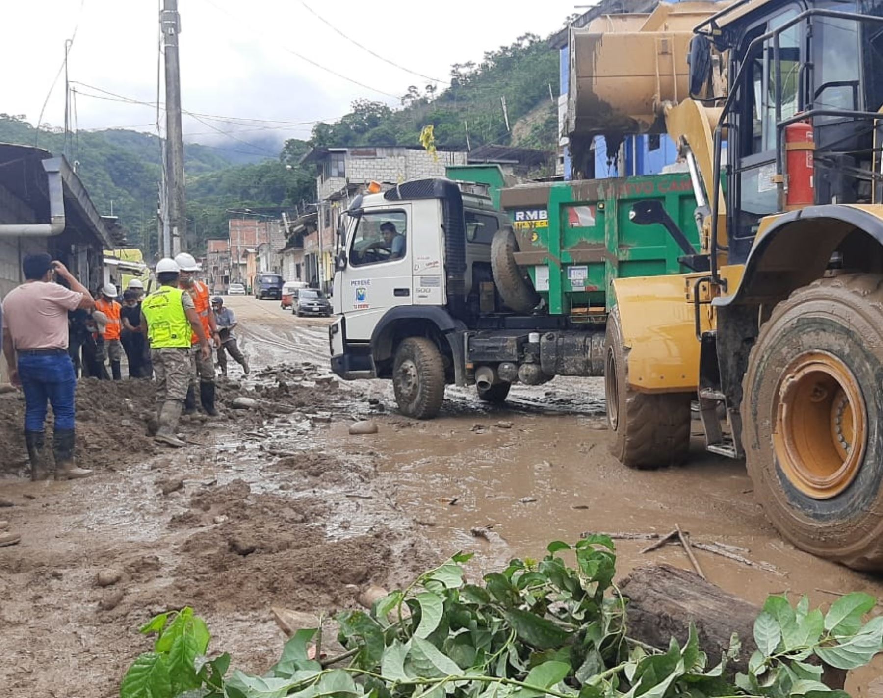 Con apoyo de maquinaria aceleran la limpieza de la zonas afectadas por gigantesco huaico en La Merced, capital de la provincia de Chanchamayo, región Junín. Foto: Pedro Tinoco