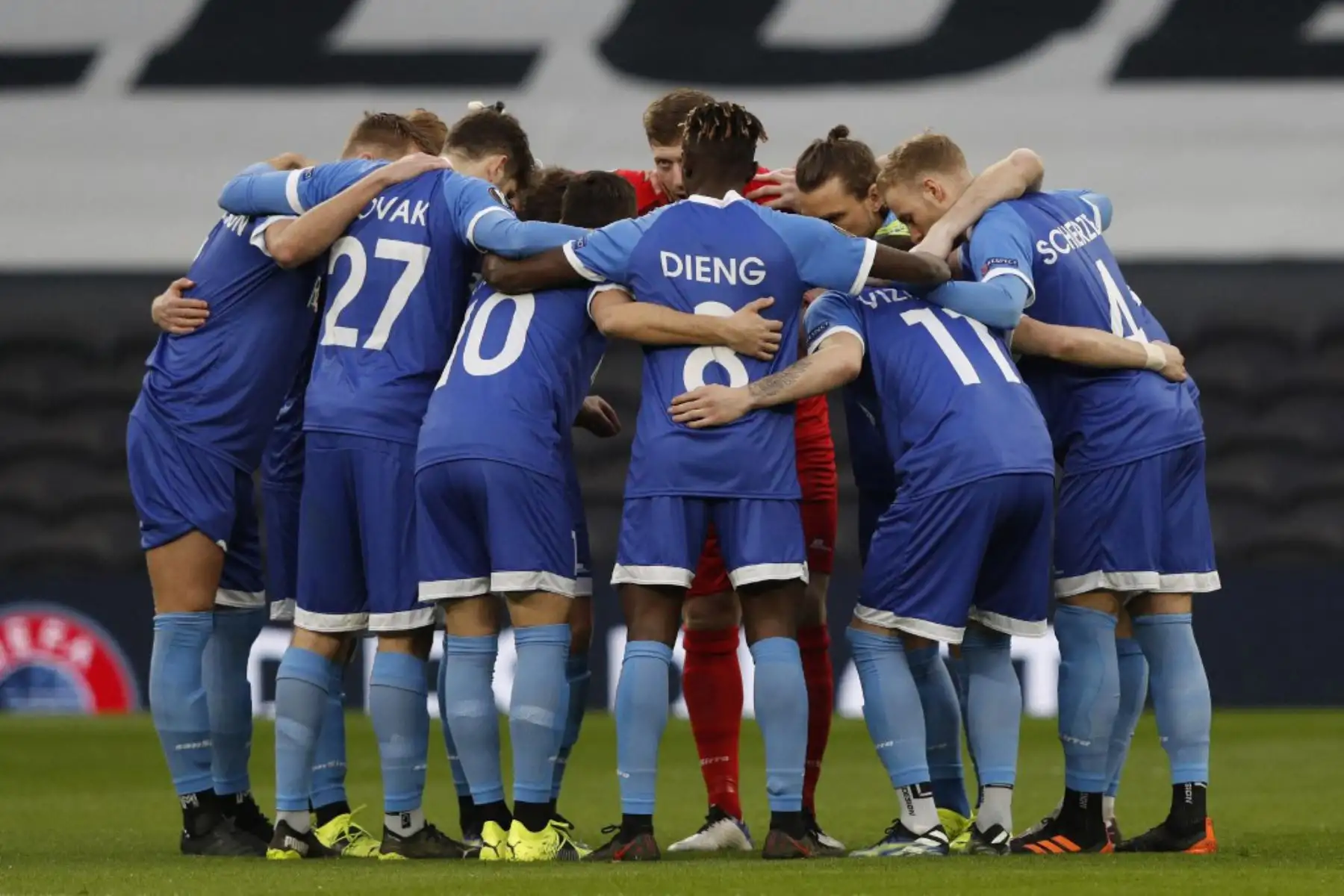 Los jugadores del Wolfsberg se apiñan antes del partido de fútbol de los últimos 32 partidos de la segunda etapa de la UEFA Europa League entre Tottenham Hotspur y Wolfsberg en el Tottenham Hotspur Stadium de Londres

Foto: AFP