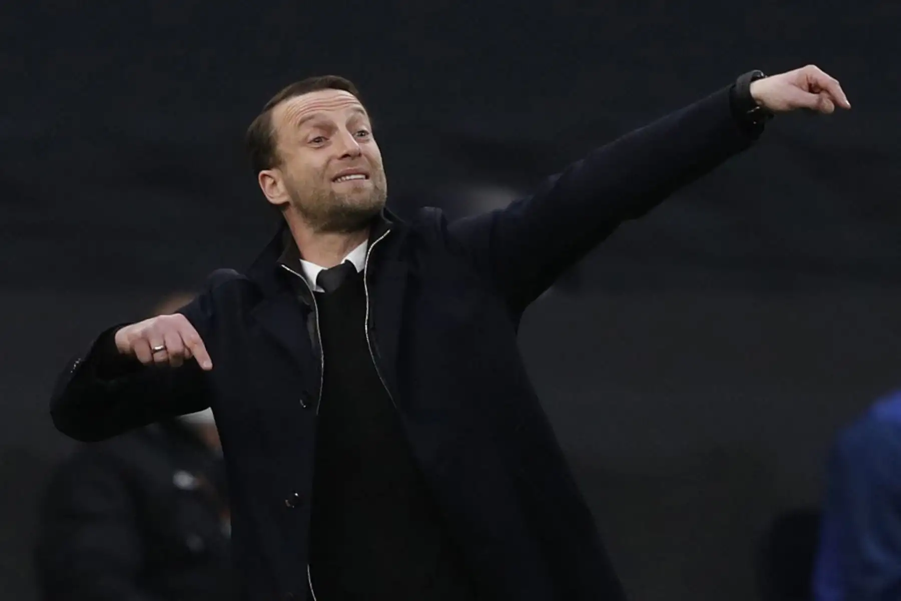 El entrenador del Wolfsberger, Ferdinand Feldhofer, hace gestos desde las líneas laterales durante el último partido de la segunda etapa de la UEFA Europa League entre el Tottenham Hotspur y el Wolfsberg en el Tottenham Hotspur Stadium de Londres

Foto:AFP