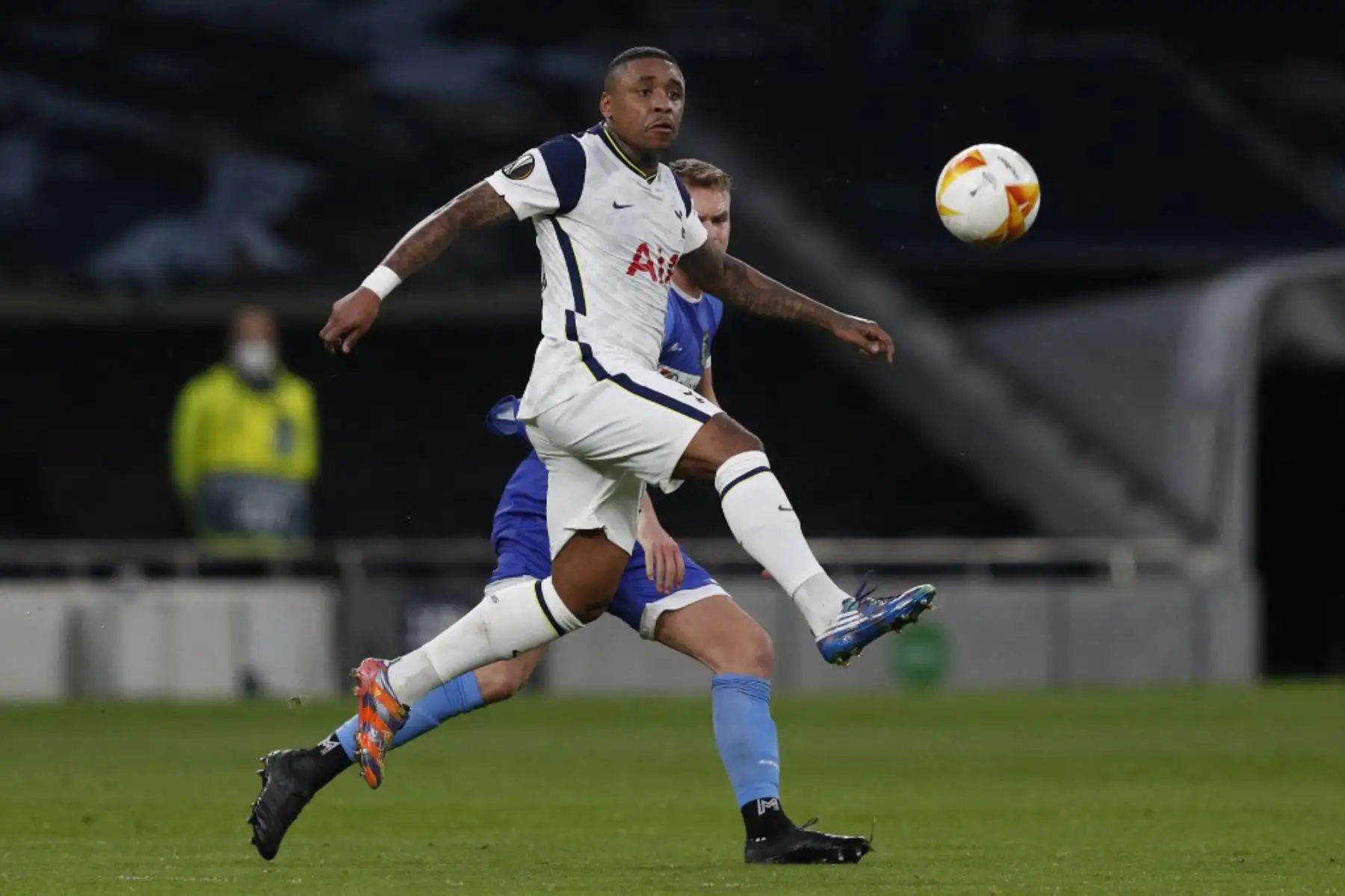 El defensor sueco del Wolfsberg Gustav Henriksson (detrás) compite con el centrocampista holandés del Tottenham Hotspur Steven Bergwijn durante el partido de fútbol de los últimos 32 segundos de la UEFA Europa League entre Tottenham Hotspur y Wolfsberg en el Tottenham Hotspur Stadium de Londres

Foto:AFP