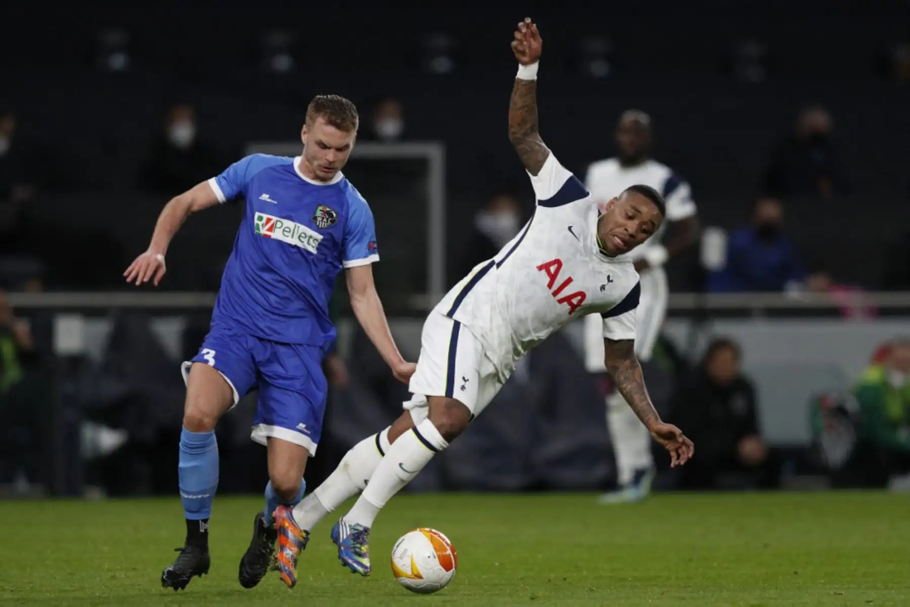El defensor sueco del Wolfsberg Gustav Henriksson (L) compite con el centrocampista holandés del Tottenham Hotspur Steven Bergwijn durante el partido de fútbol de los últimos 32 segundos de la UEFA Europa League entre Tottenham Hotspur y Wolfsberg en el Tottenham Hotspur Stadium de Londres

Foto:AFP