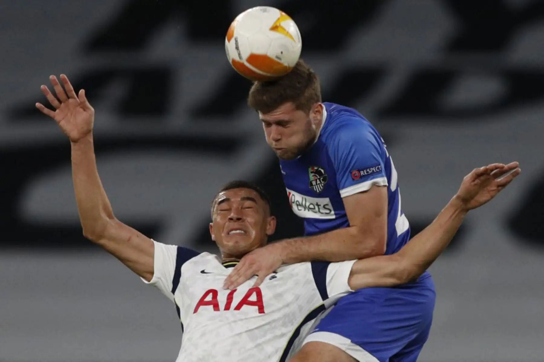 El delantero brasileño del Tottenham Hotspur Carlos Vinicius Alves Morais (izq.) Compite con el defensor austríaco del Wolfsberg Dominik Baumgartner durante el último partido de la segunda etapa de la UEFA Europa League entre el Tottenham Hotspur y el Wolfsberg en el Tottenham Hotspur Stadium de Londres

Foto:AFP