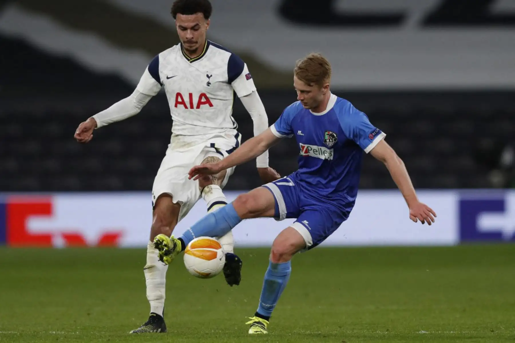 El centrocampista inglés del Tottenham Hotspur, Dele Alli (L), compite con el centrocampista austríaco del Wolfsberg, Kai Stratznig, durante la final de la UEFA Europa League de los últimos 32 segundos del partido de fútbol entre Tottenham Hotspur y Wolfsberg en el Tottenham Hotspur Stadium de Londres

Foto:AFP