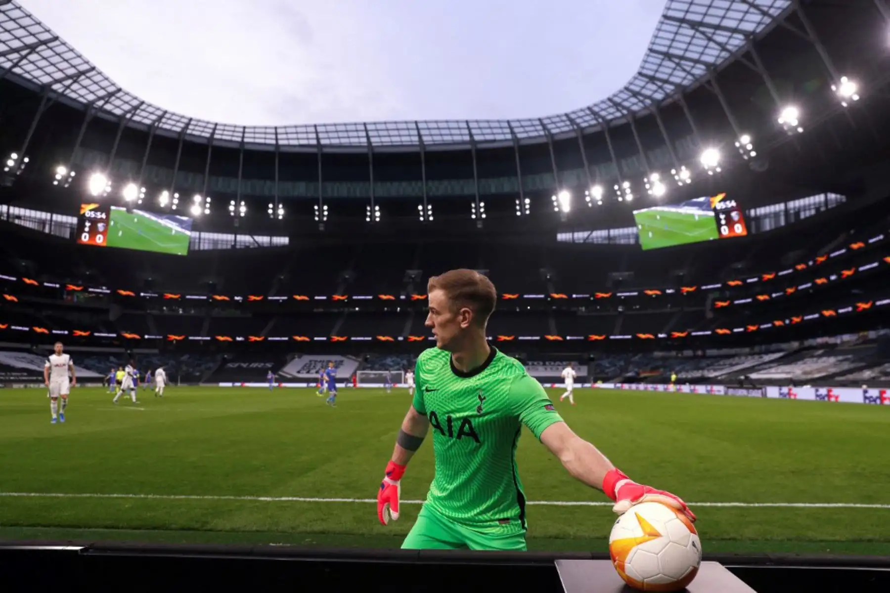 El portero inglés del Tottenham Hotspur, Joe Hart, agarra un balón desde el banquillo durante el partido de fútbol de los últimos 32 segundos de la UEFA Europa League entre Tottenham Hotspur y Wolfsberg en el Tottenham Hotspur Stadium de Londres

Foto:AFP