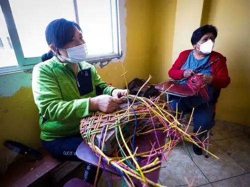 Mujeres artesanas de Huacho muestran sus mejores trabajos en cestería de junco en la plataforma virtual Ruraq Maki. ANDINA/Difusión