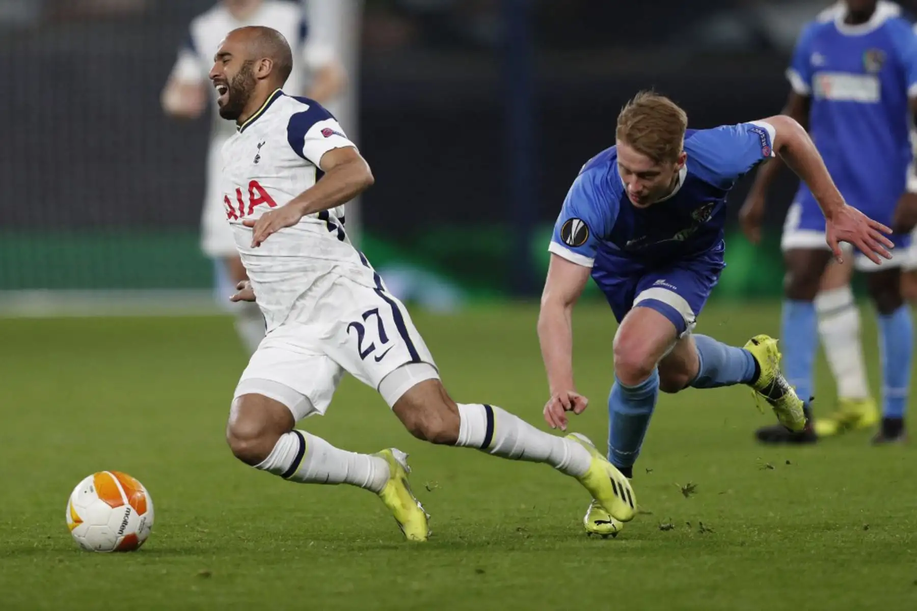 El centrocampista austríaco del Wolfsberg Kai Stratznig (R) aborda al centrocampista brasileño del Tottenham Hotspur Lucas Moura durante el último partido de la segunda etapa de la UEFA Europa League entre el Tottenham Hotspur y el Wolfsberg en el Tottenham Hotspur Stadium de Londres

Foto:AFP