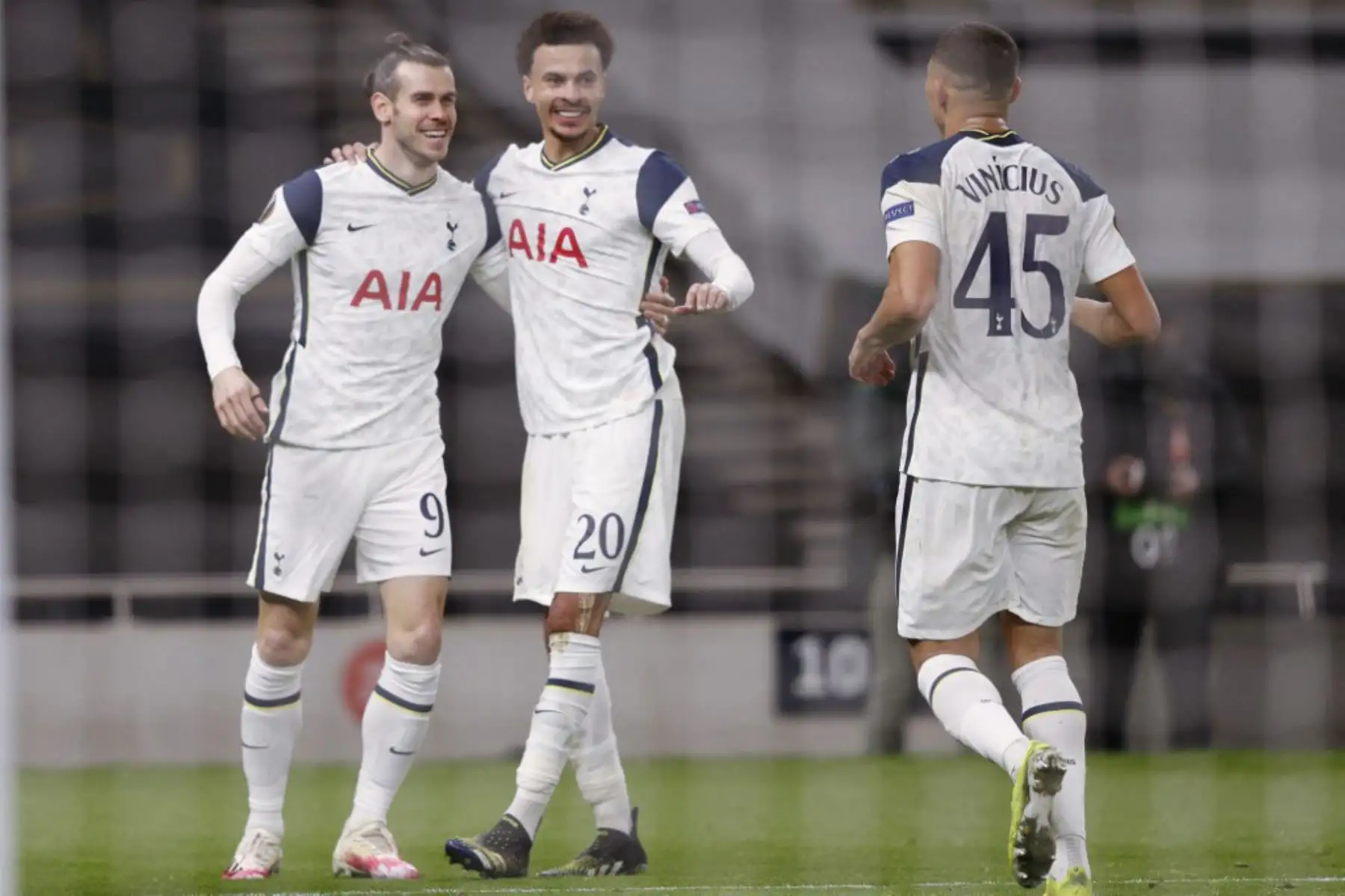 El centrocampista del Tottenham Hotspurs Welsh Gareth Bale (L) celebra anotar el tercer gol de su equipo durante la UEFA Europa League los últimos 32 segundos del partido de fútbol entre Tottenham Hotspur y Wolfsberg en el Tottenham Hotspur Stadium de Londres

Foto:AFP