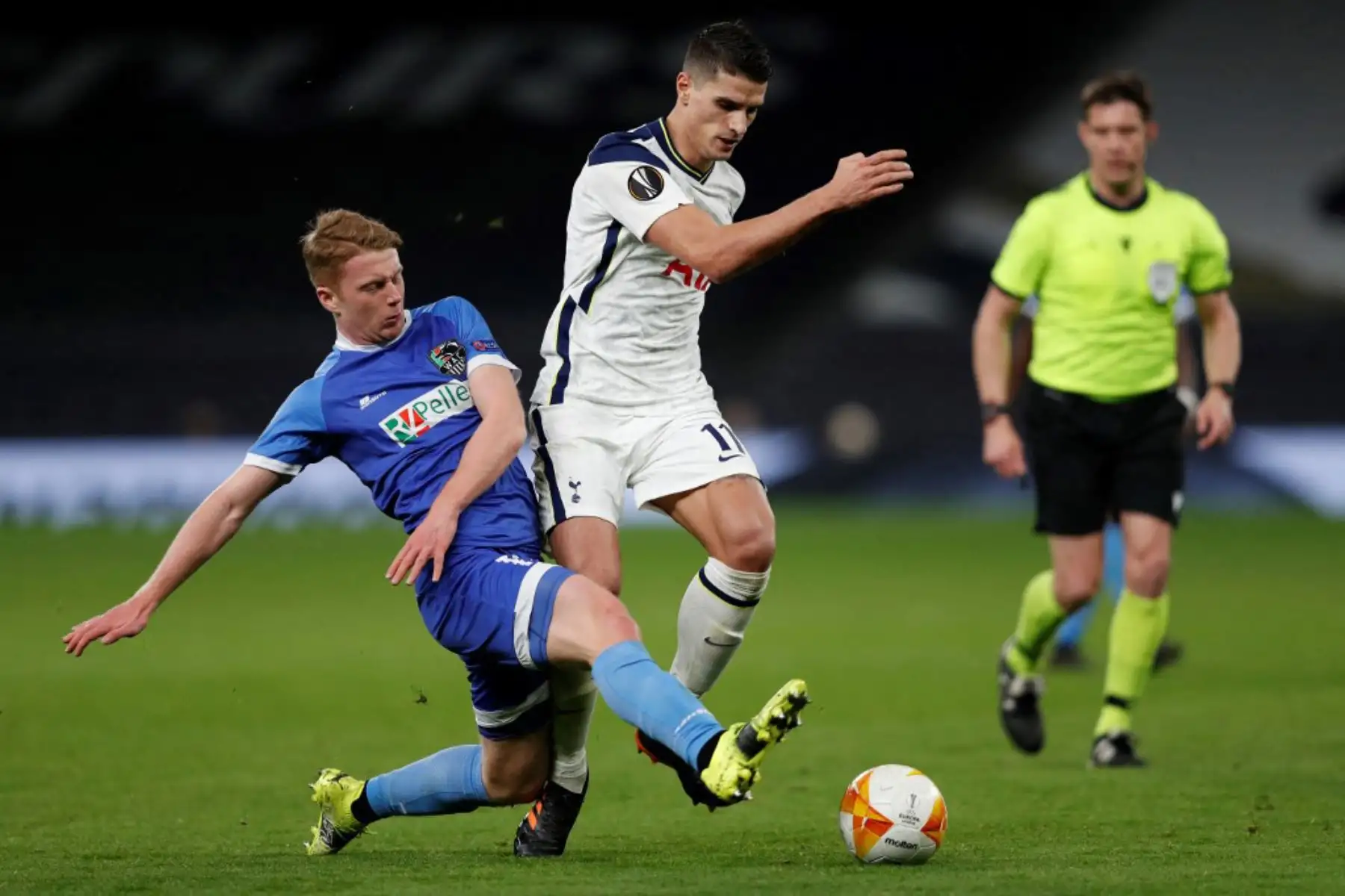 El centrocampista austriaco del Wolfsberg Kai Stratznig (L) compite con el centrocampista argentino del Tottenham Hotspur Erik Lamela durante el último partido de la segunda etapa de la UEFA Europa League entre el Tottenham Hotspur y el Wolfsberg en el Tottenham Hotspur Stadium de Londres

Foto:AFP