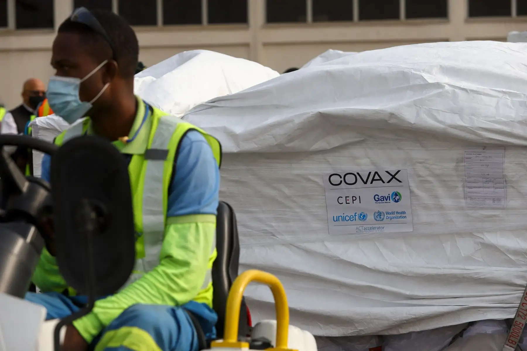 Ghana recibió el primer envío de vacunas AstraZeneca/ Oxford contra la Covid-19 adquiridas a través del mecanismo COVAX, en el Aeropuerto Internacional de Kotoka, en Accra, el 24 de febrero del 2021. Foto: AFP