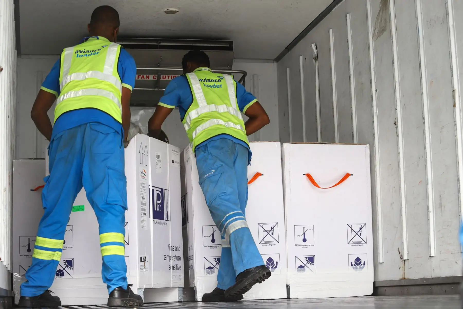 Los trabajadores descargan un envío de vacunas contra la Covid-19 de AstraZeneca/ Oxford adquiridas por Ghana a través del mecanismo COVAX, en el Aeropuerto Internacional de Kotoka en Accra, el 24 de febrero de 2021. Foto: AFP