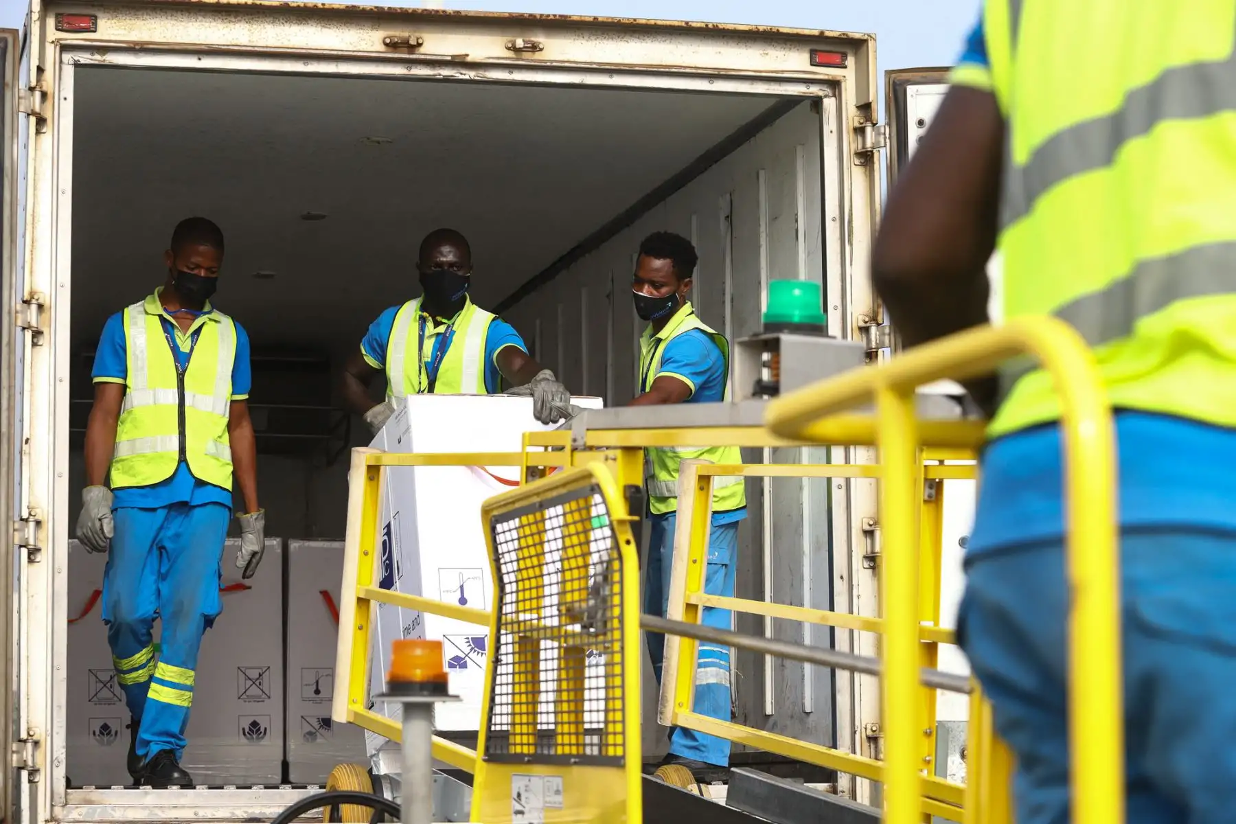 Los trabajadores descargan un envío de vacunas contra la Covid-19 de Covax, en el Aeropuerto Internacional de Kotoka en Accra, el 24 de febrero de 2021. Foto: AFP