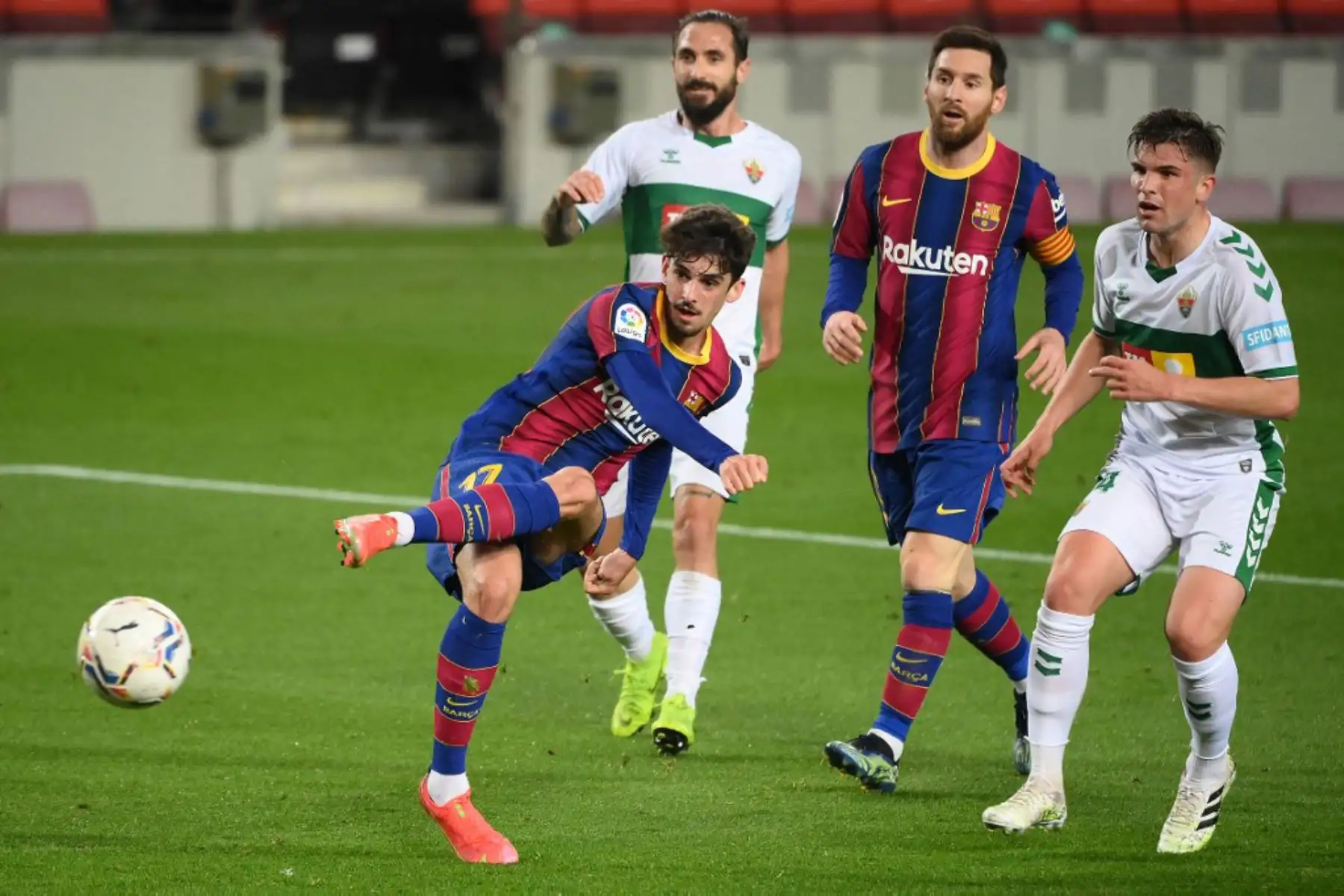 El delantero portugués del Barcelona Francisco Trincao (L) patea el balón en un intento de anotar durante el partido de fútbol de la liga española entre el FC Barcelona y Elche CF en el estadio Camp Nou de Barcelona

Foto:AFP