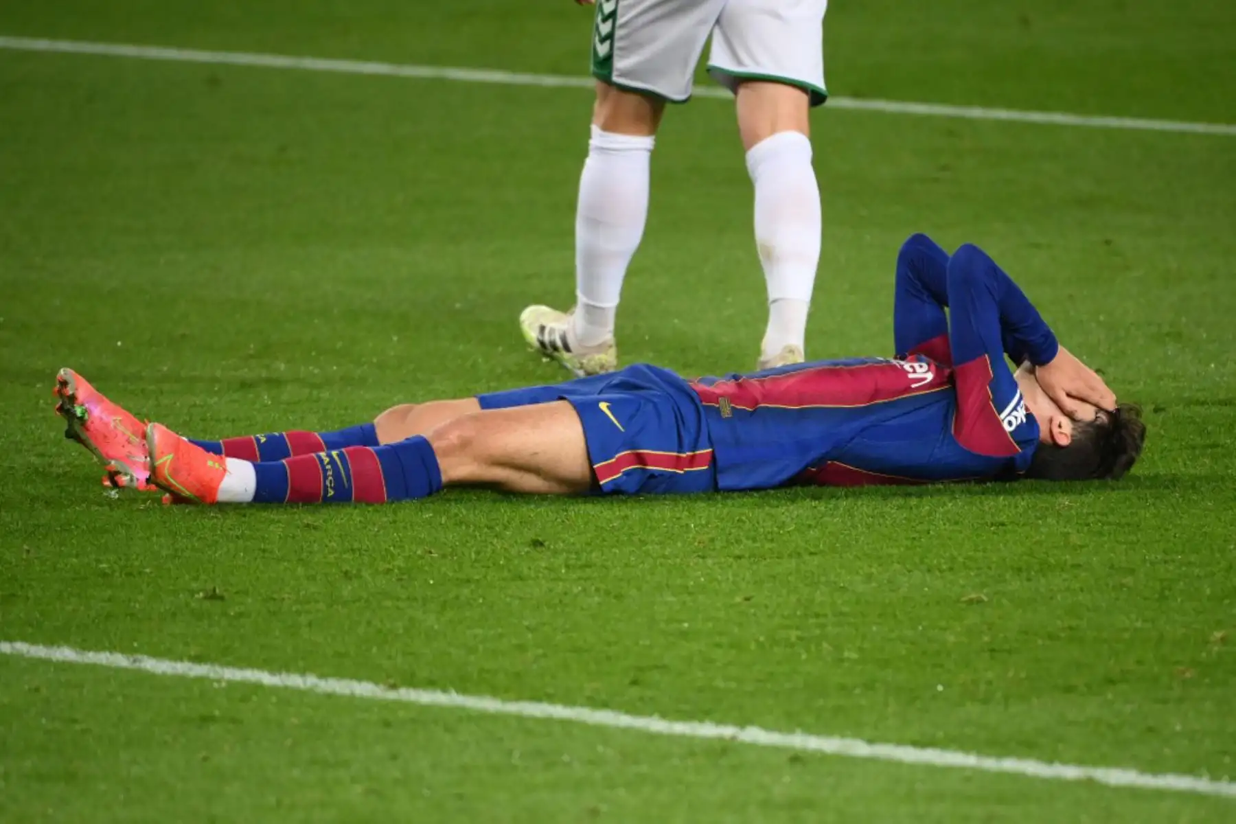 El delantero portugués del Barcelona Francisco Trincao reacciona tras perder una oportunidad de gol durante el partido de fútbol de la liga española entre el FC Barcelona y Elche CF en el estadio Camp Nou de Barcelona

Foto:AFP