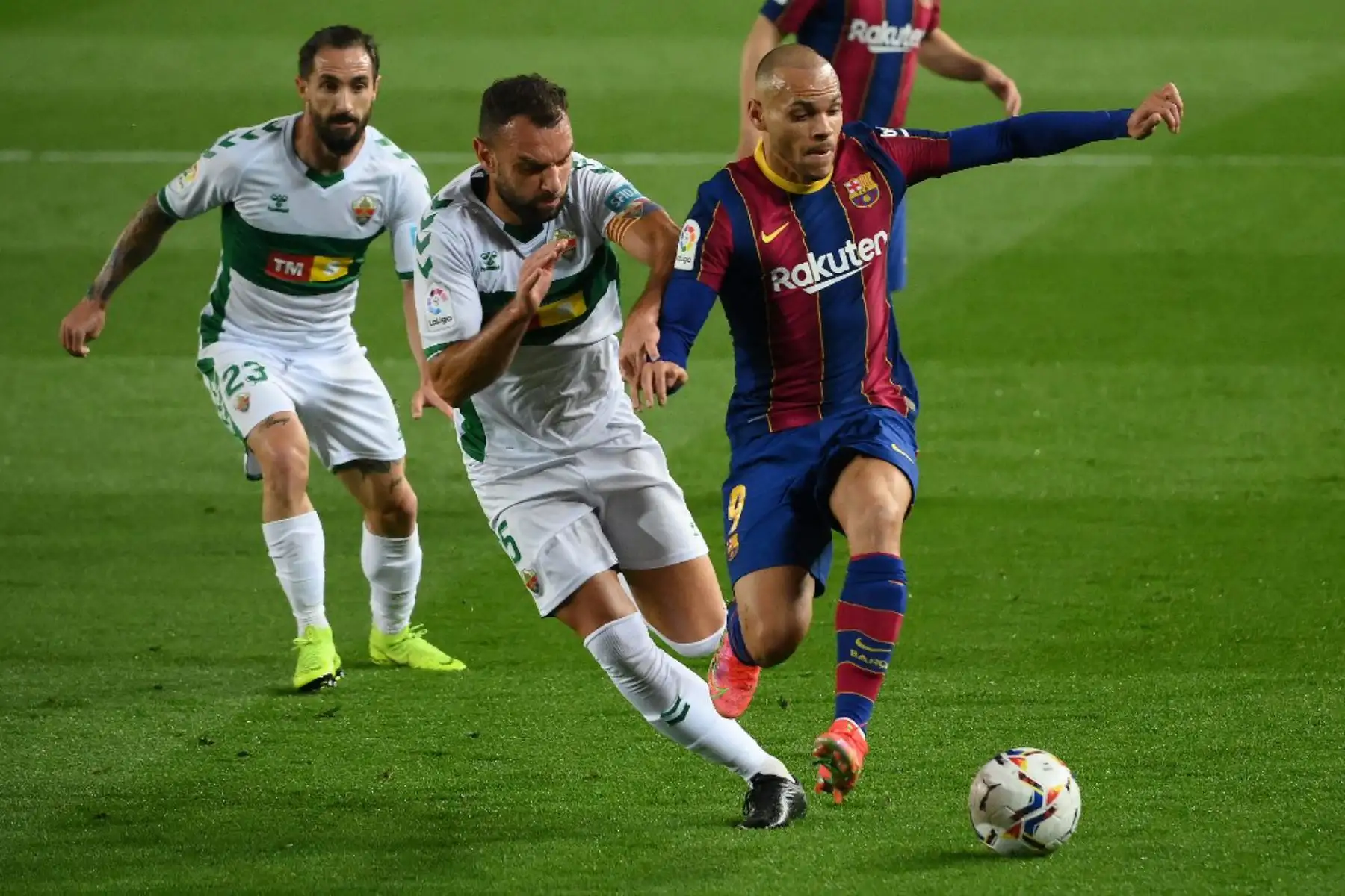 El delantero danés del Barcelona Martin Braithwaite (d) desafía al defensa español del Elche Gonzalo Verdú durante el partido de fútbol de la liga española entre el FC Barcelona y el Elche CF en el estadio Camp Nou de Barcelona

Foto:AFP