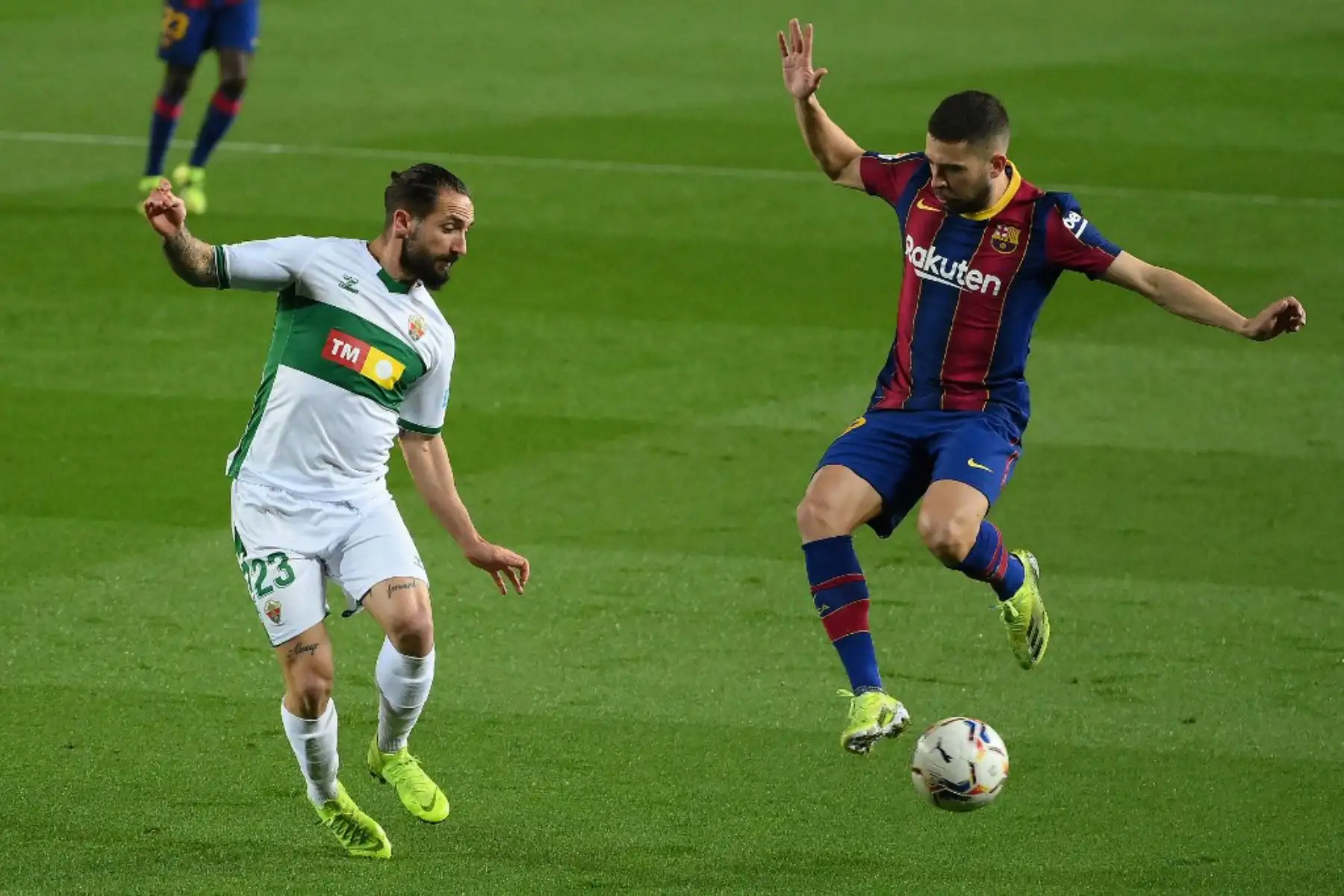 El defensa español del Barcelona Jordi Alba (d) desafía al defensor español del Elche Cifuentes durante el partido de fútbol de la liga española entre el FC Barcelona y el Elche CF en el estadio Camp Nou de Barcelona

Foto:AFP