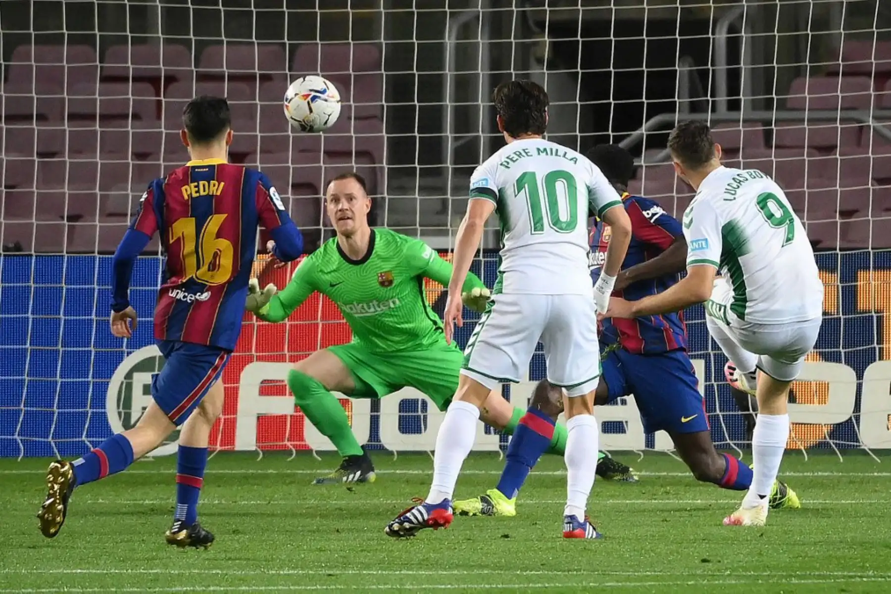 El portero alemán del Barcelona Marc-Andre ter Stegen (2ndL) se prepara para detener un disparo a portería durante el partido de fútbol de la liga española entre el FC Barcelona y Elche CF en el estadio Camp Nou de Barcelona

Foto:AFP