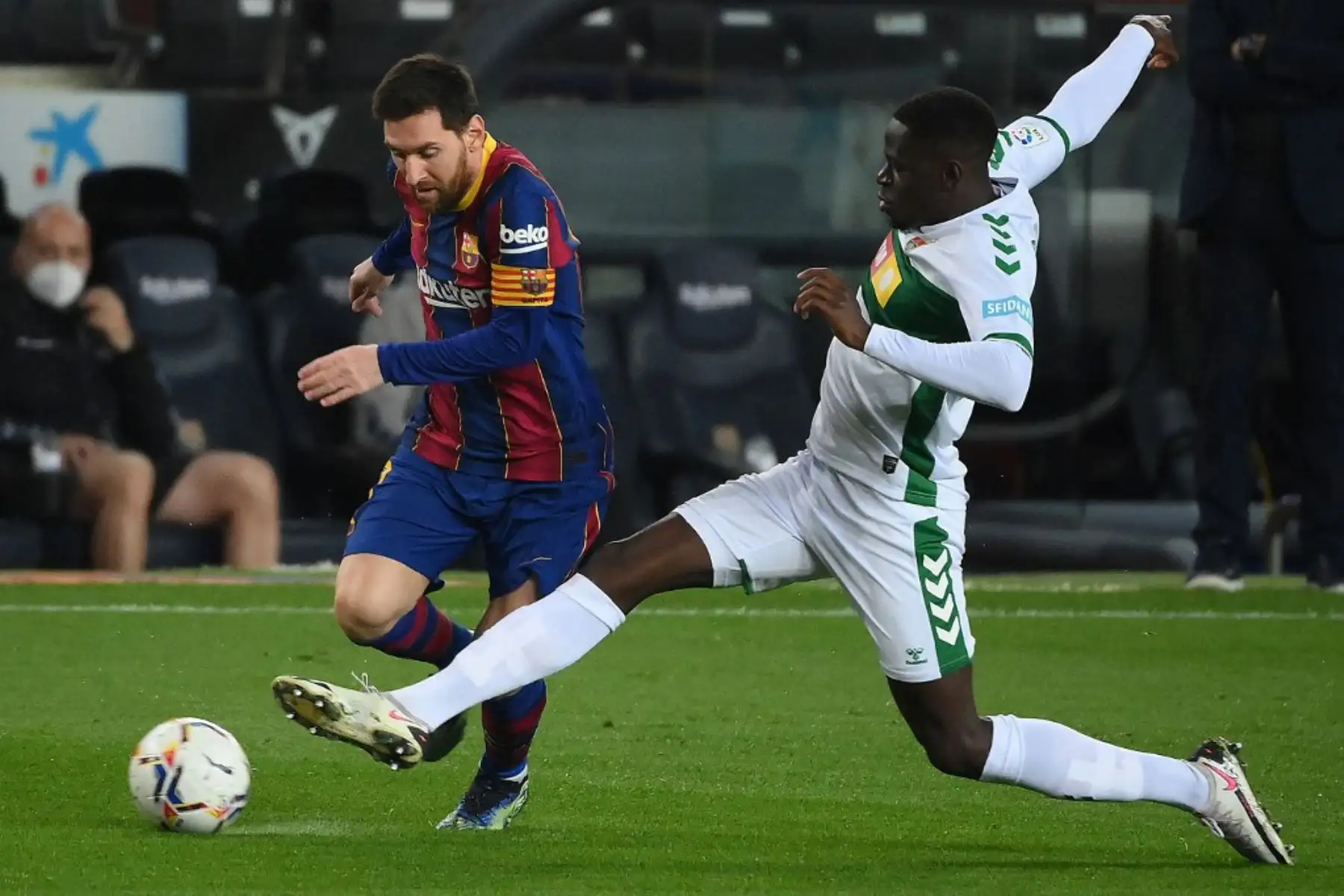 El delantero argentino del Barcelona Lionel Messi (L) desafía al centrocampista congoleño del Elche Omenuke Mfulu durante el partido de fútbol de la liga española entre el FC Barcelona y el Elche CF en el estadio Camp Nou de Barcelona

Foto:AFP