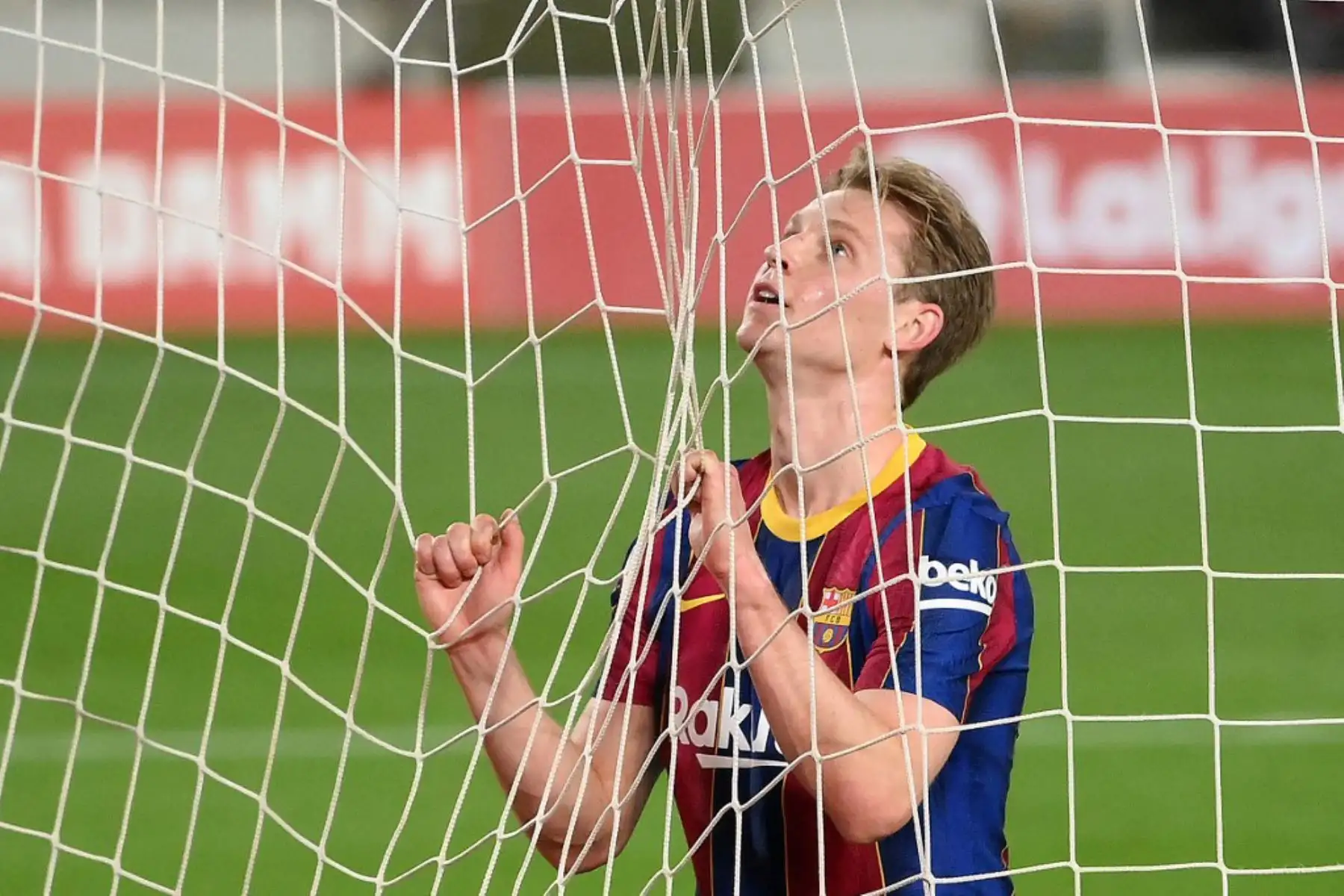 El centrocampista holandés del Barcelona, Frenkie De Jong, reacciona tras perder una oportunidad de gol durante el partido de fútbol de la liga española entre el FC Barcelona y el Elche CF en el estadio Camp Nou de Barcelona

Foto:AFP