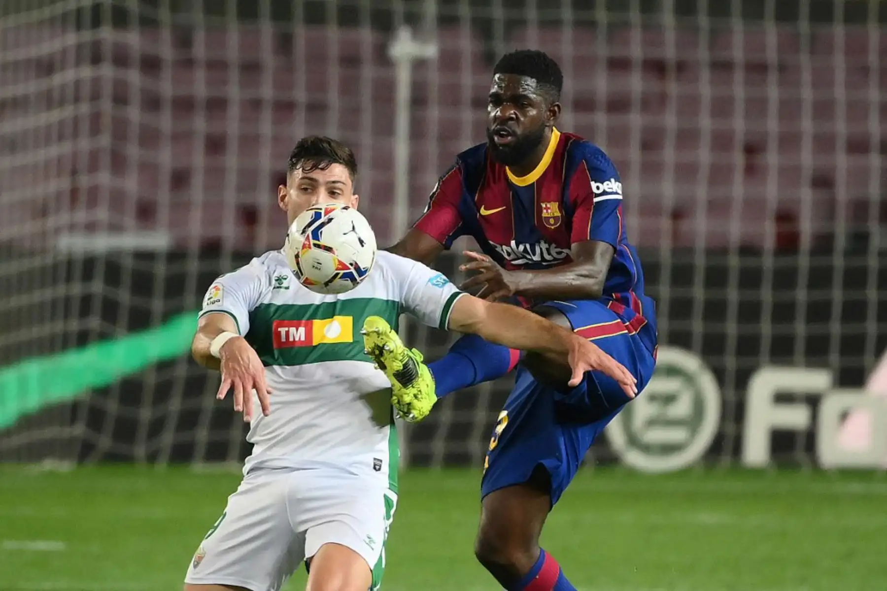 El delantero argentino del Elche Lucas Boye (izq.) Desafía al defensa francés del Barcelona Samuel Umtiti durante el partido de fútbol de la liga española entre el FC Barcelona y el Elche CF en el estadio Camp Nou de Barcelona

Foto:AFP
