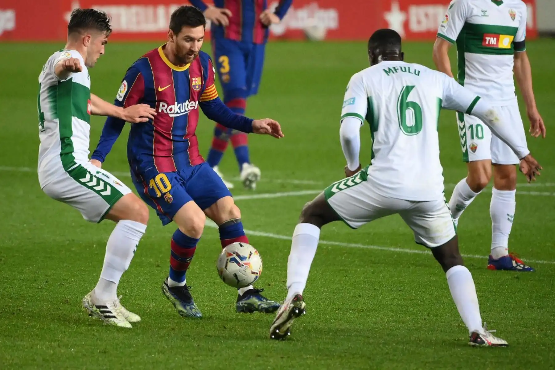 El delantero argentino del Barcelona Lionel Messi (C) desafía al mediocampista español del Elche Raúl Guti (L) y al centrocampista congoleño del Elche Omenuke Mfulu durante el partido de la liga española entre el FC Barcelona y Elche CF en el estadio Camp Nou de Barcelona

Foto:AFP