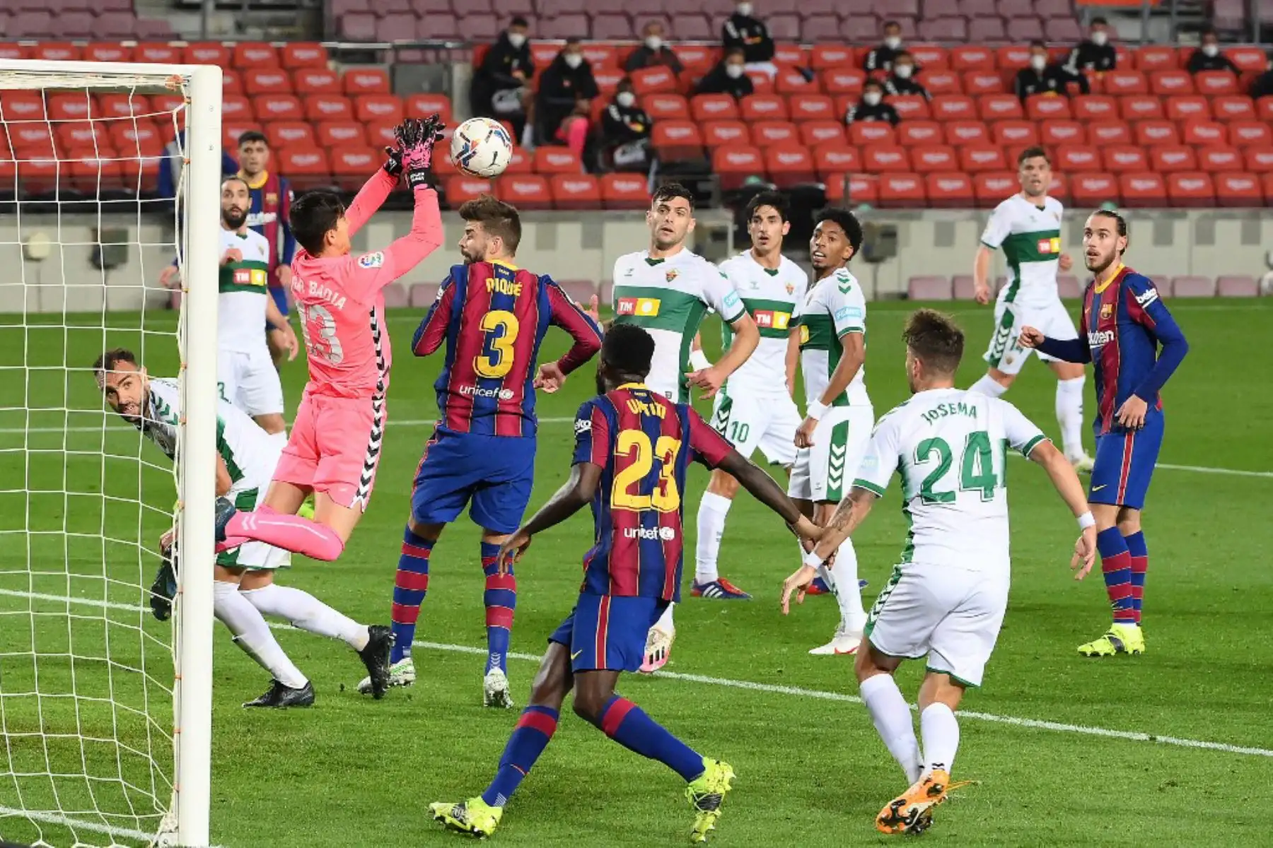 El portero español del Elche Edgar Badia (izq.) Bloquea un disparo a puerta durante el partido de fútbol de la liga española entre el FC Barcelona y el Elche CF en el estadio Camp Nou de Barcelona

Foto:AFP
