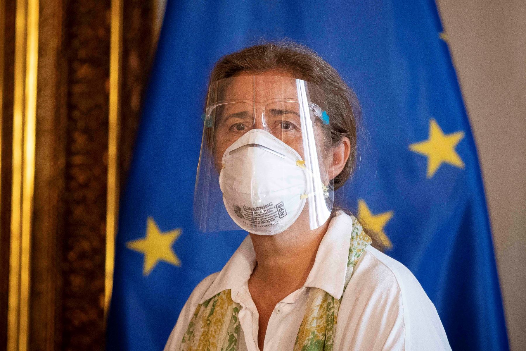 La embajadora de la Unión Europea en Venezuela, Isabel Brilhante, reacciona hoy mientras recibe una carta del canciller venezolano, Jorge Arreaza, en la que se le declara oficialmente como persona no grata, en Caracas, Venezuela. Foto: EFE