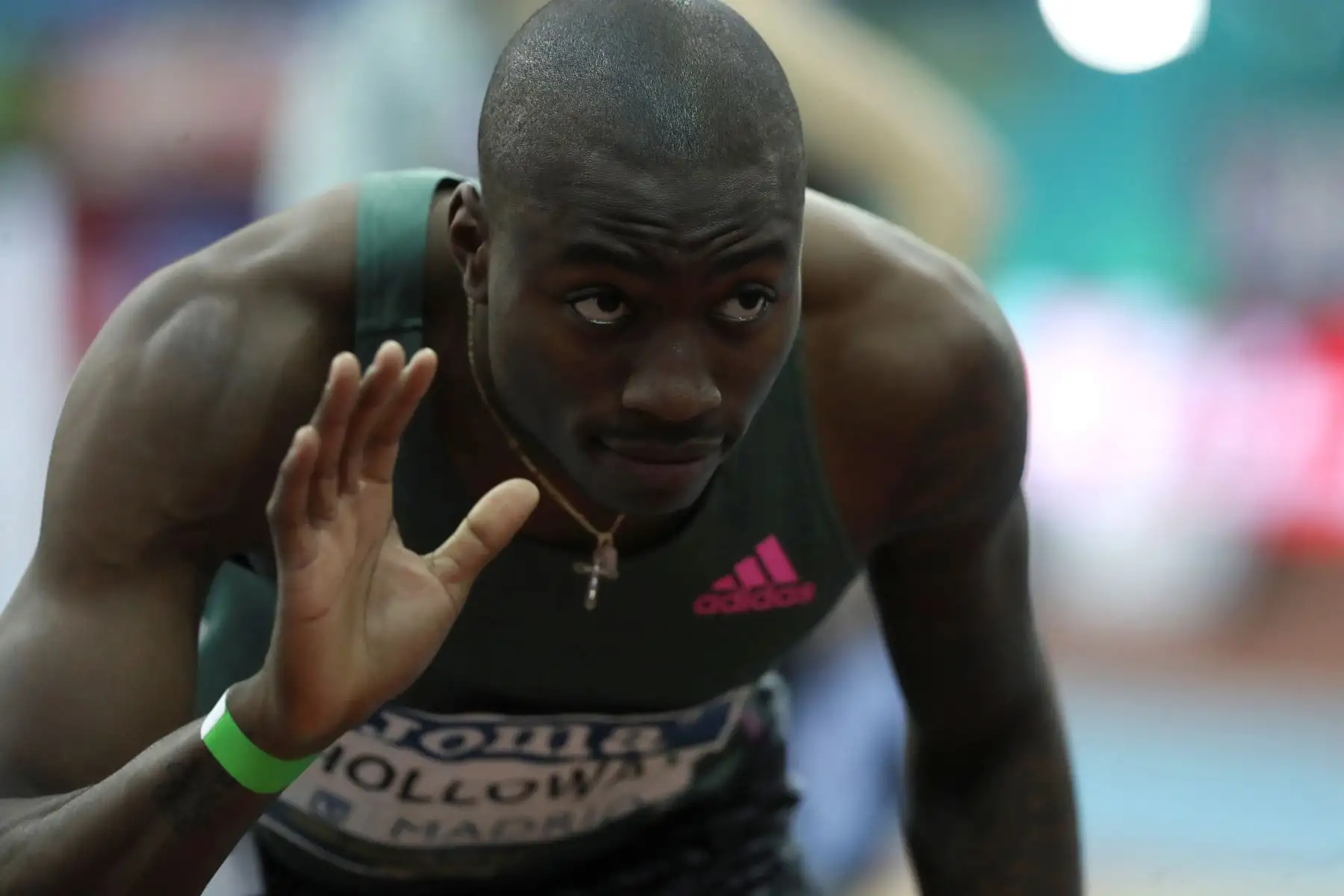 El atleta estadounidense Grant Holloway tras haber batido el récord mundial de los 60 metros vallas en la Reunión Internacional de Atletismo Villa de Madrid 2021. Foto: EFE